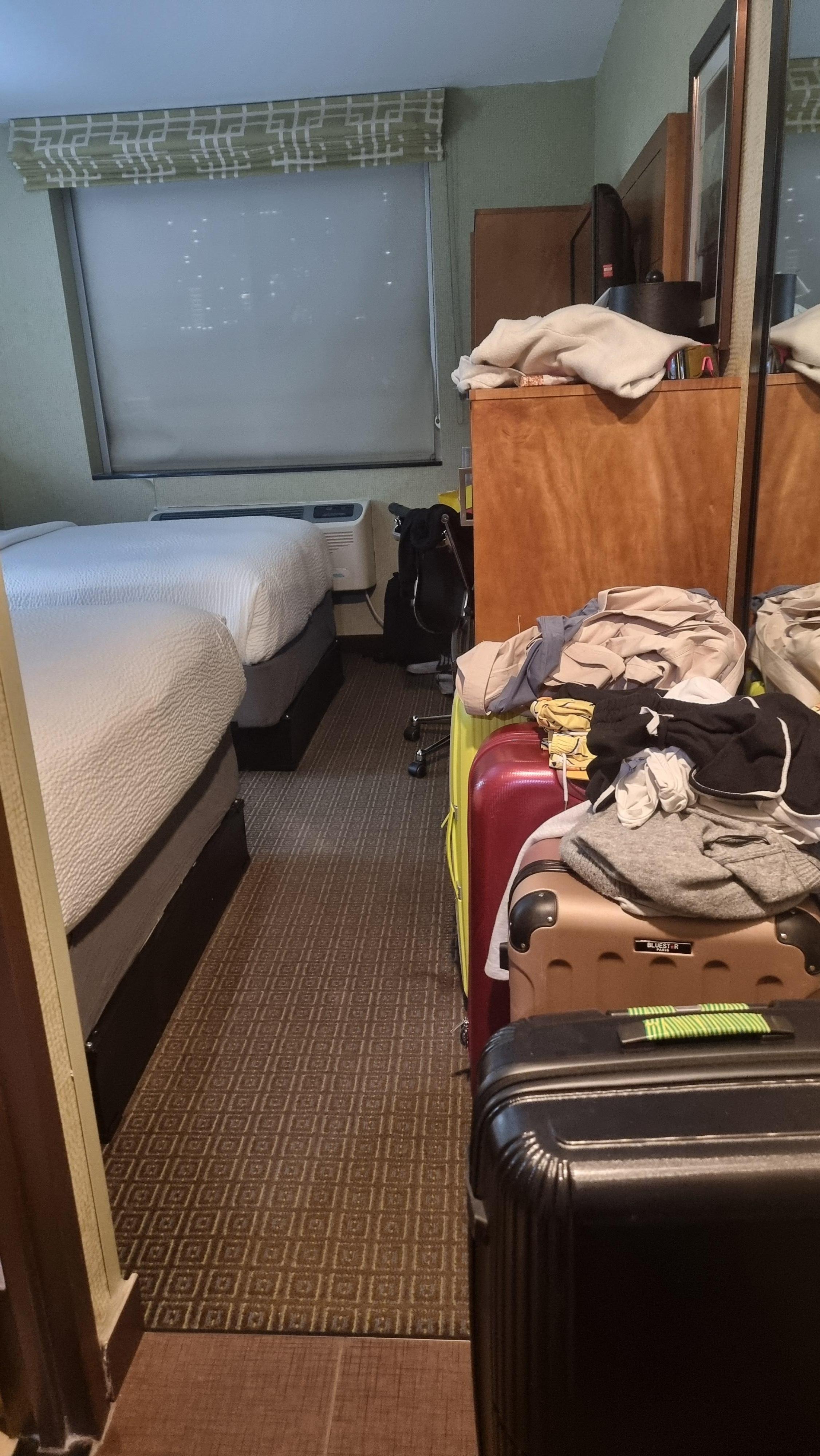 nous devions nous débrouiller tous les soirs et/ou matin pour récupérer nos affaires dans nos valises, avant de les remettre en rang pour pouvoir passer.
Et que dire des lits ? petits pour 2 adultes. Dans d'autres hôtels se sont des lits pour 1 perso
