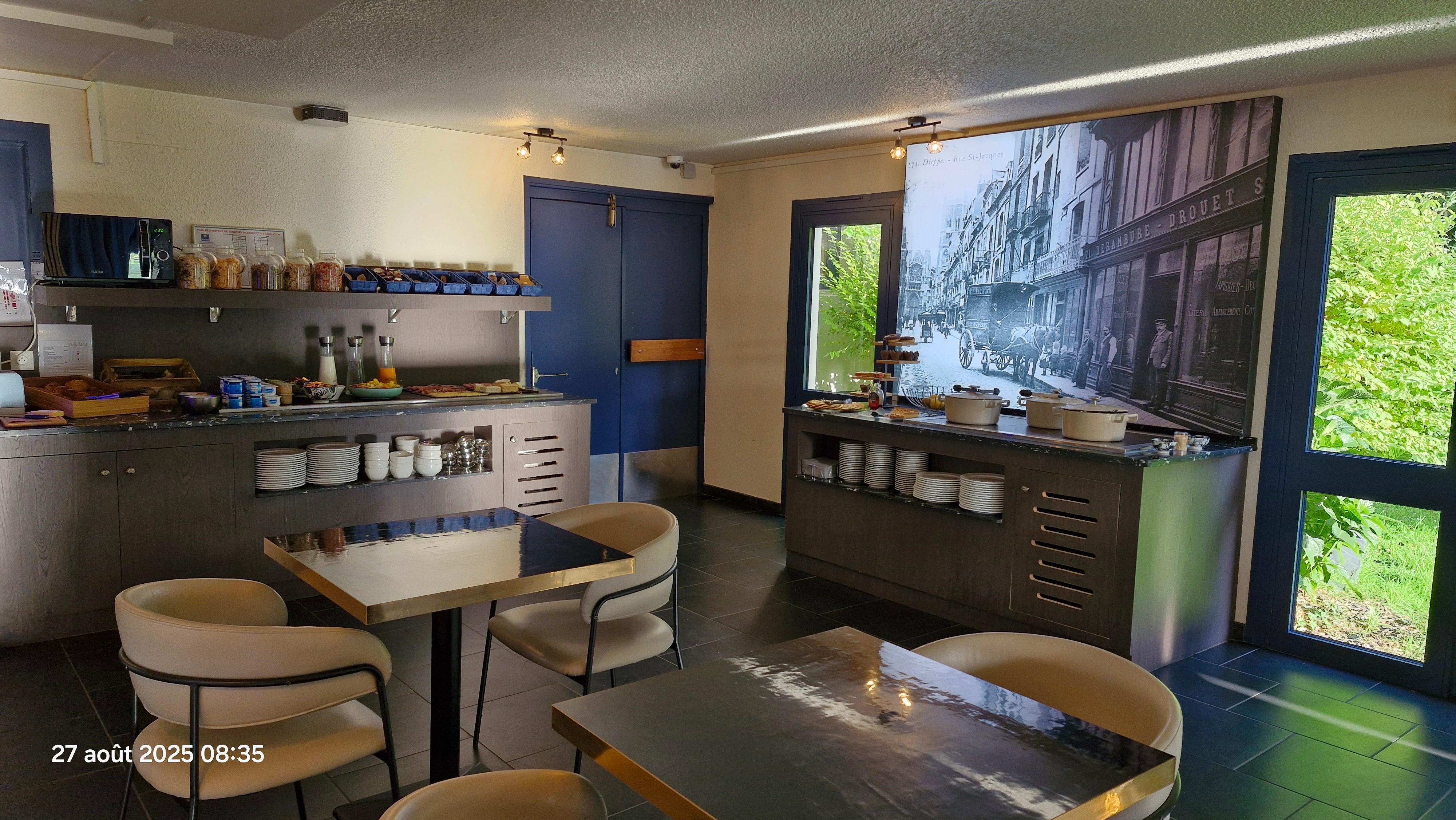 Buffet déjeuner chauds 
Œufs brouillés, saucisses et lardons. 
Gâteaux divers et variés. 