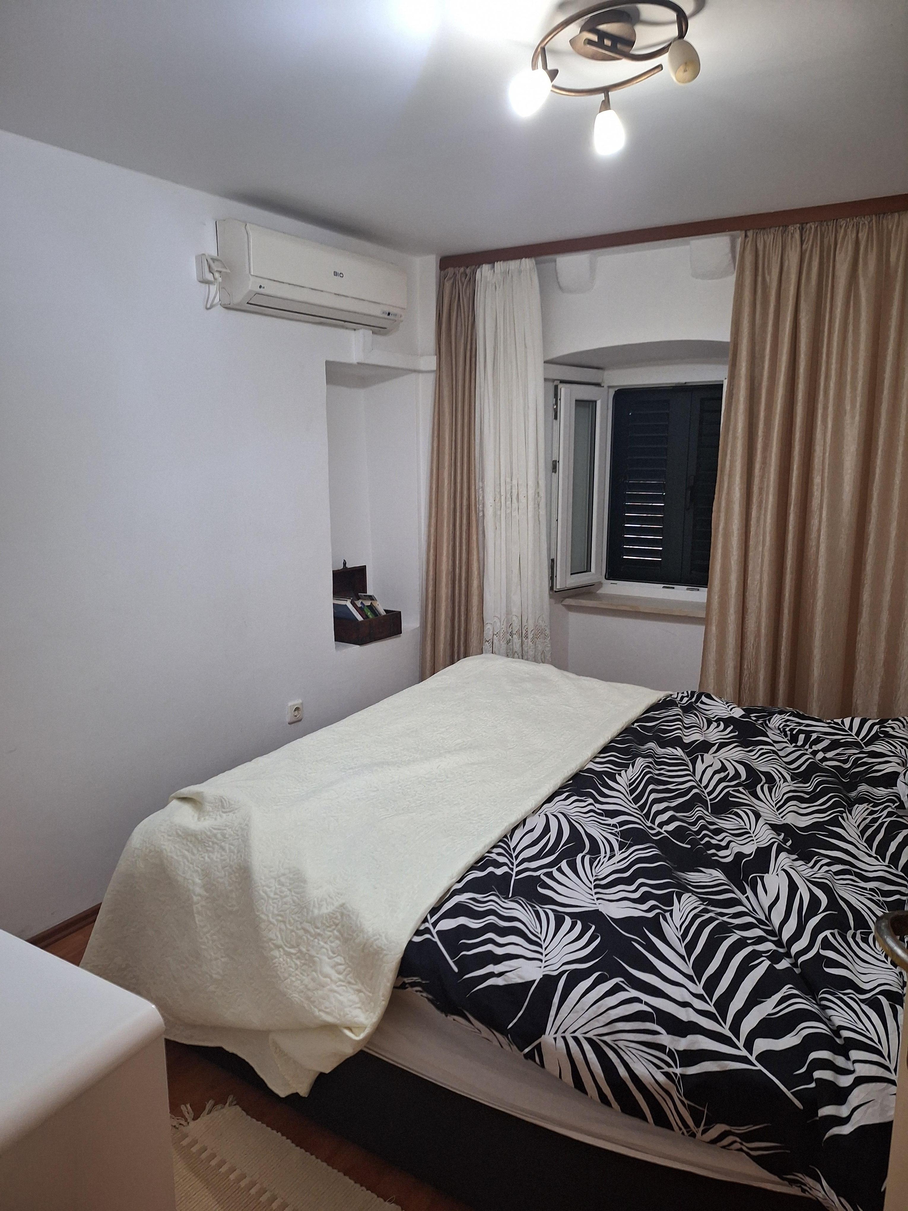 Cosy quiet bedroom (a little noise from upstairs but to be expected from the building type)