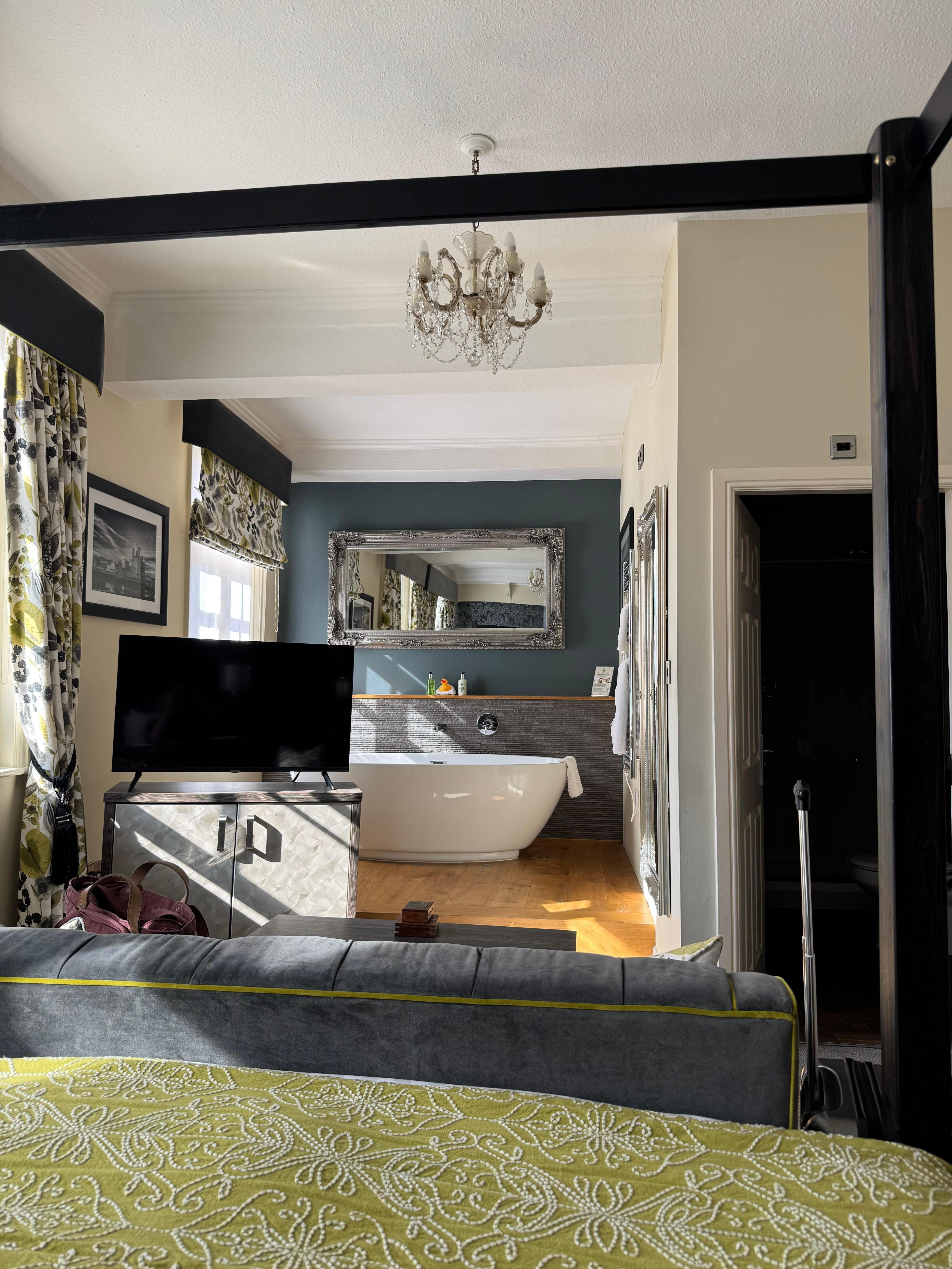 Flott rom med badekar i stua.