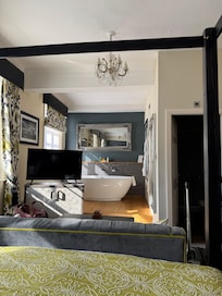 Flott rom med badekar i stua.