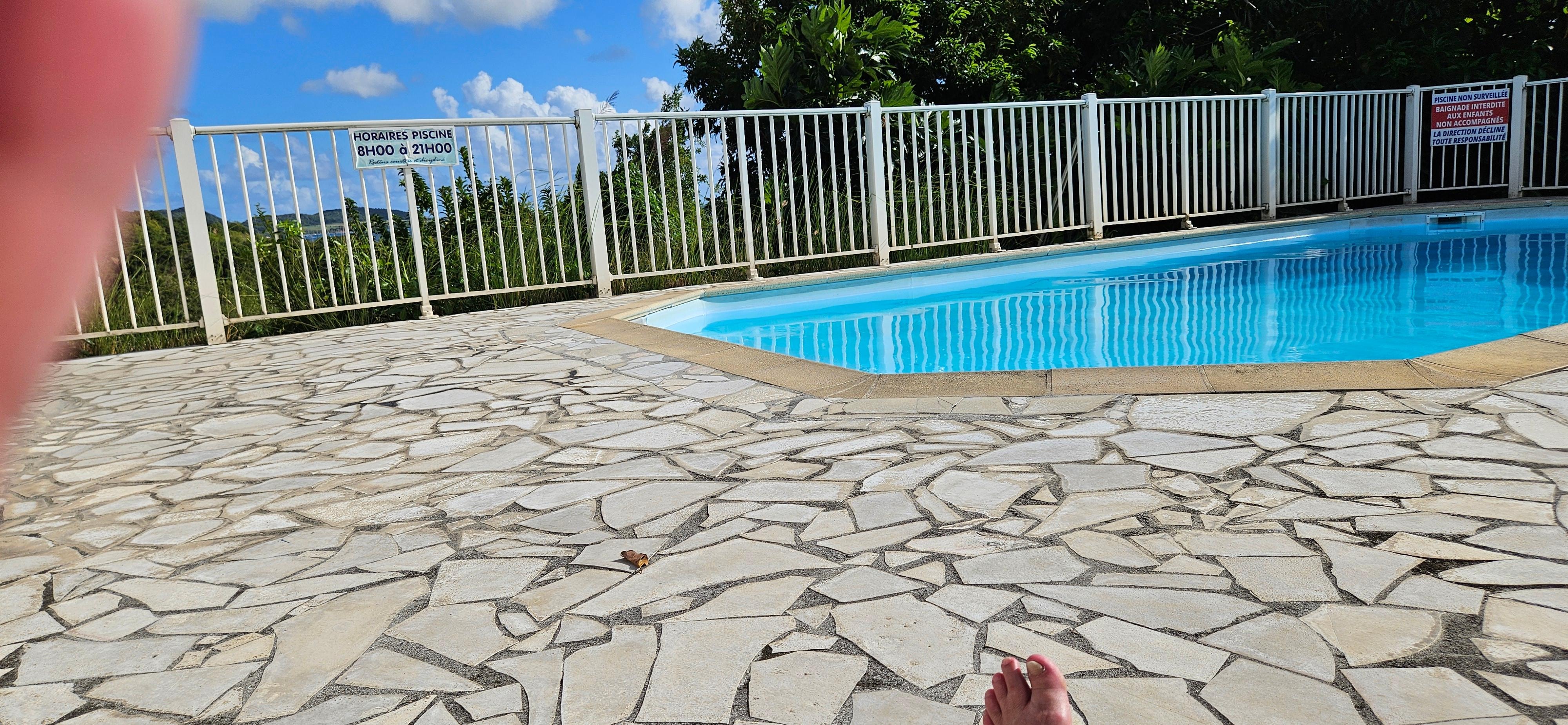 La piscine de l'hôtel toujours bienvenue après la plage qui à 5min à pied de l'établissement 