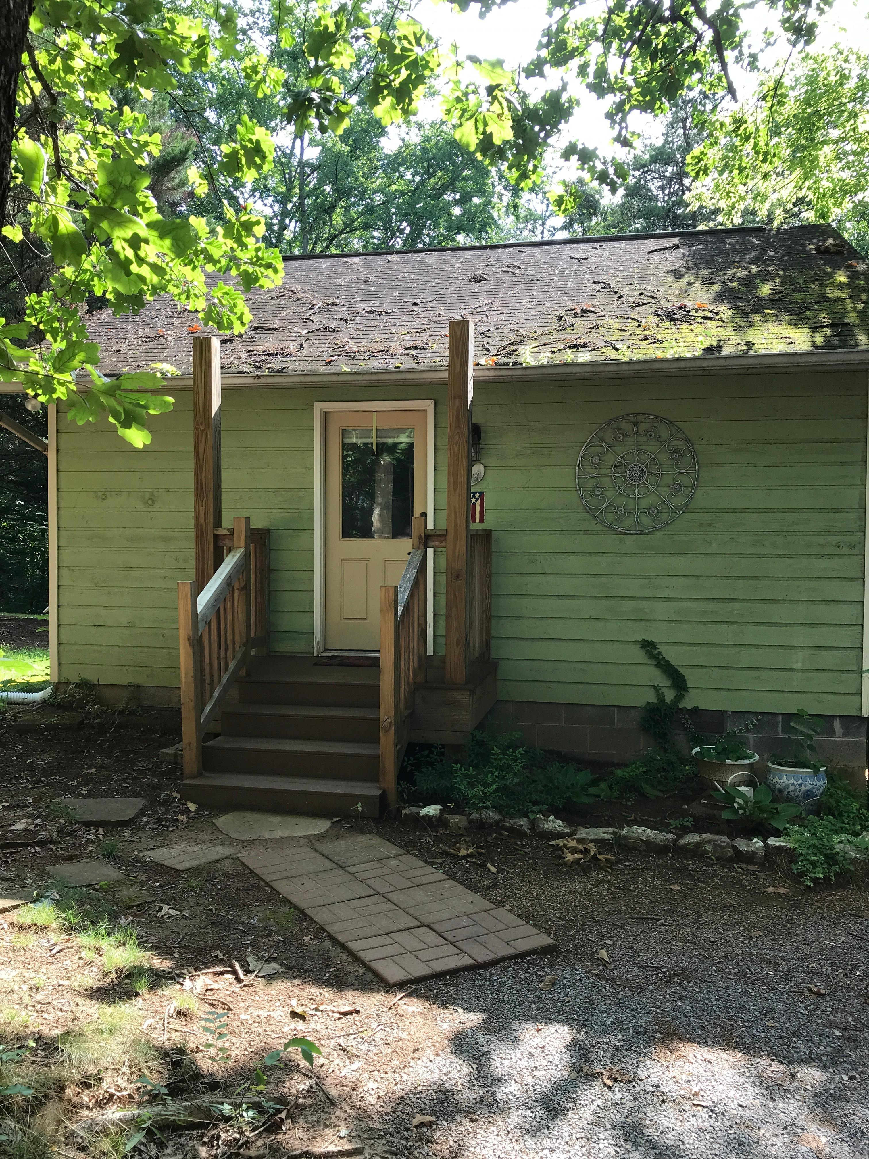 One of the cottages we stayed in. It was 2 rooms, a bathroom & living room, dining/kitchen & king size bed.
It also had a jetted tub. A back porch with a swing & 2 rocking chairs.
