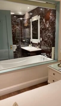 Salle de bain avec baignoire et douche
