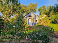 Clos Marie-Louise, das Blaue Haus im wunderschönen Garten.
