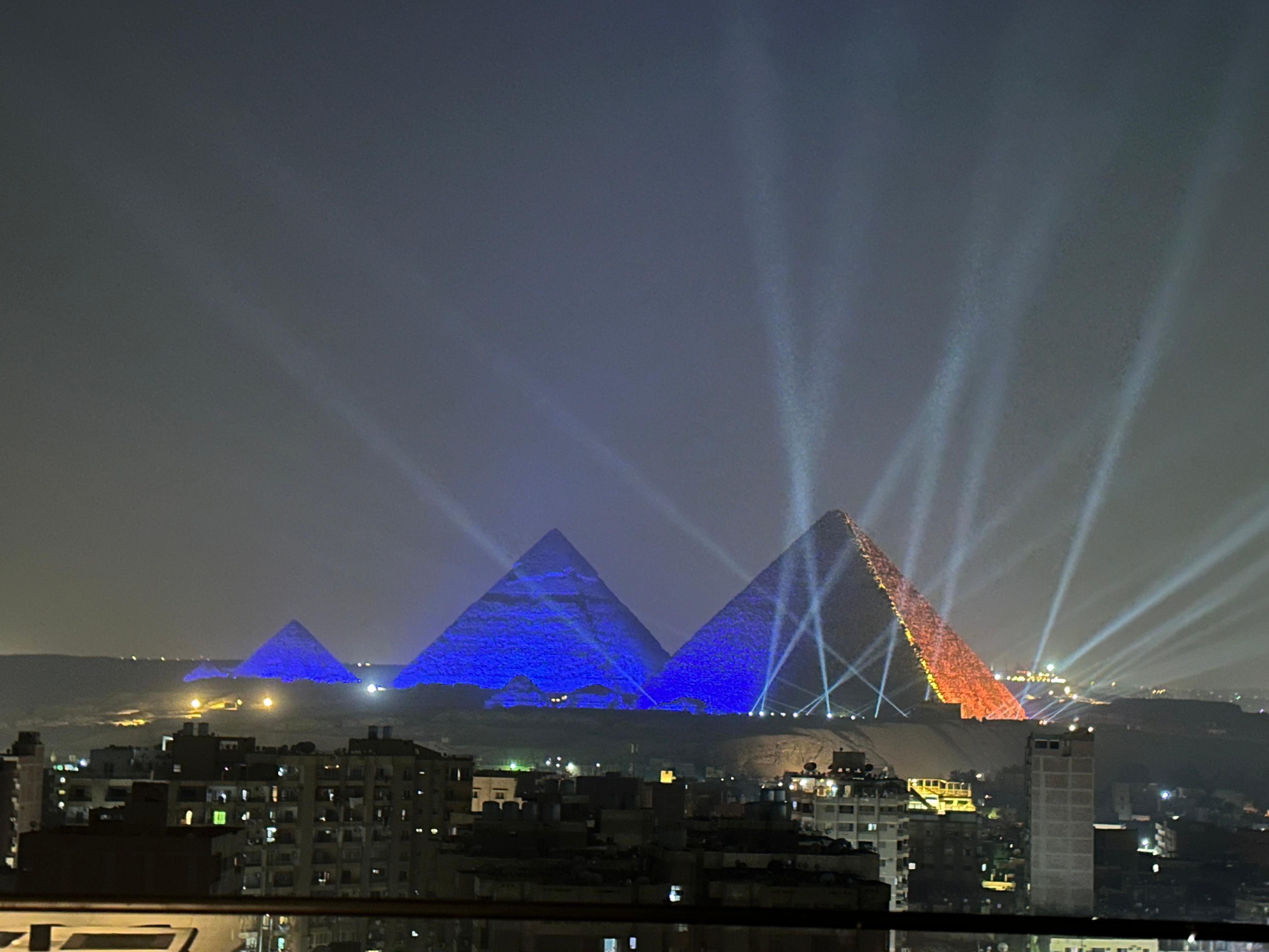 Pyramiderna från tak terrassen 