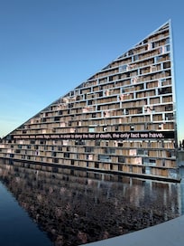 Perfect location during Art Basel, convenient to see local art right on the beach (rotating library exhibit at Faena)