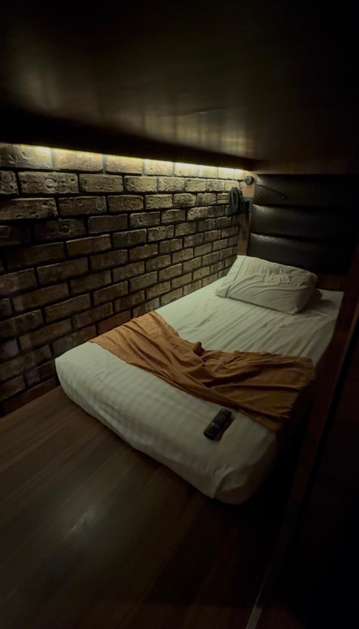 Cama de solteiro fica dentro de um “armário”. Quarto 109