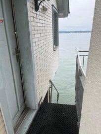 At the side of the apartment access to the lake.
