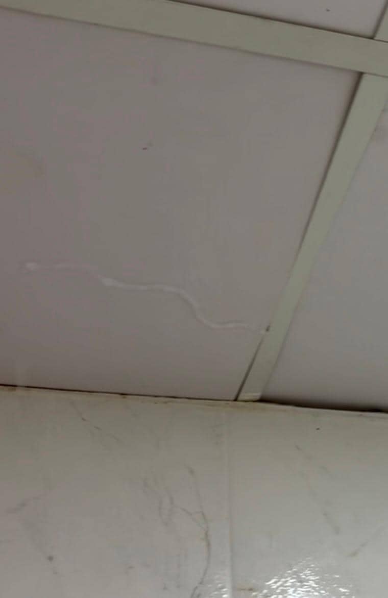 Agua cayendo del piso de arriba en la ducha