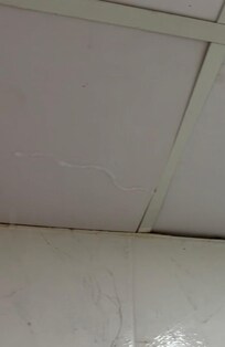 Agua cayendo del piso de arriba en la ducha