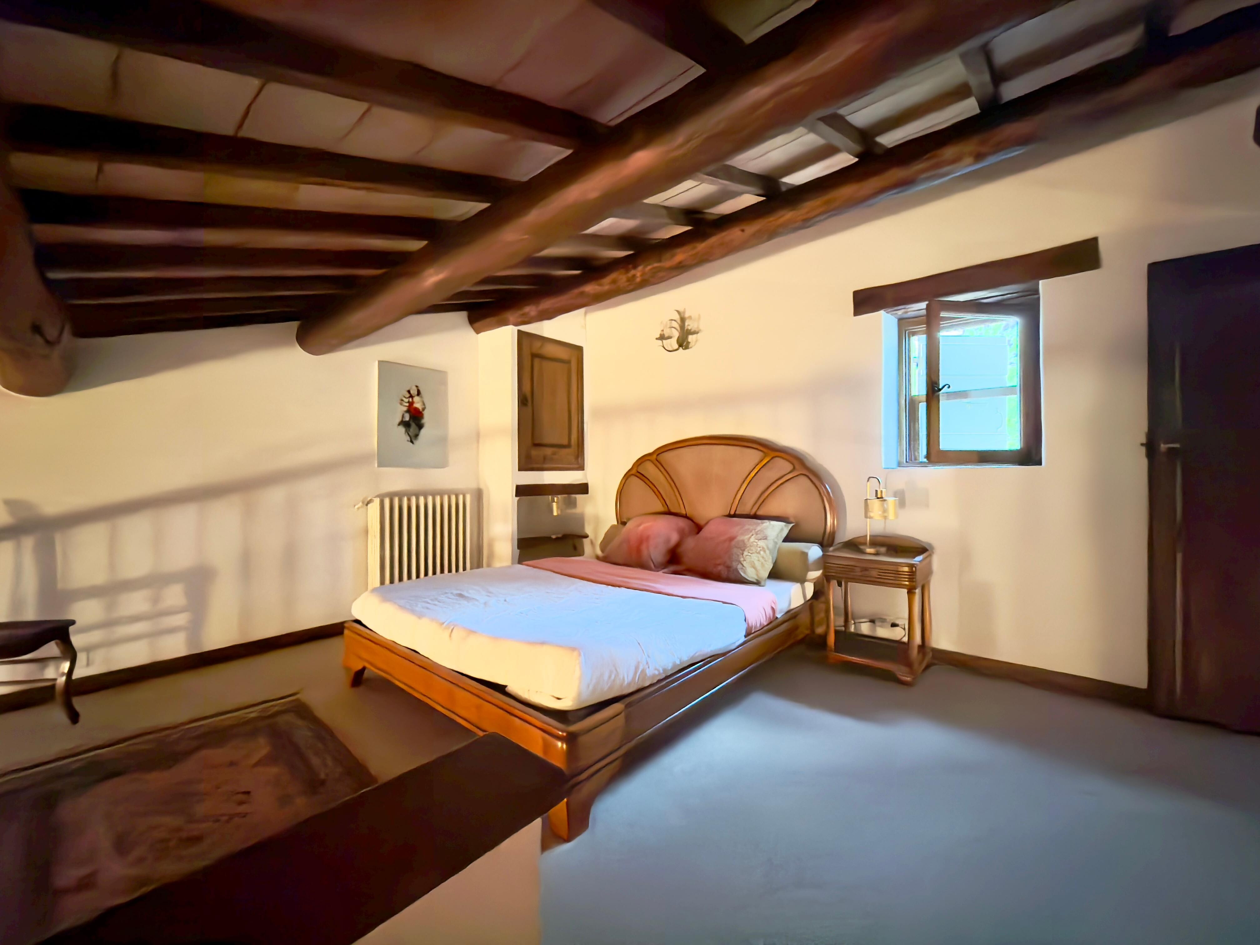 Zimmer mit Treppe ins Bad unten