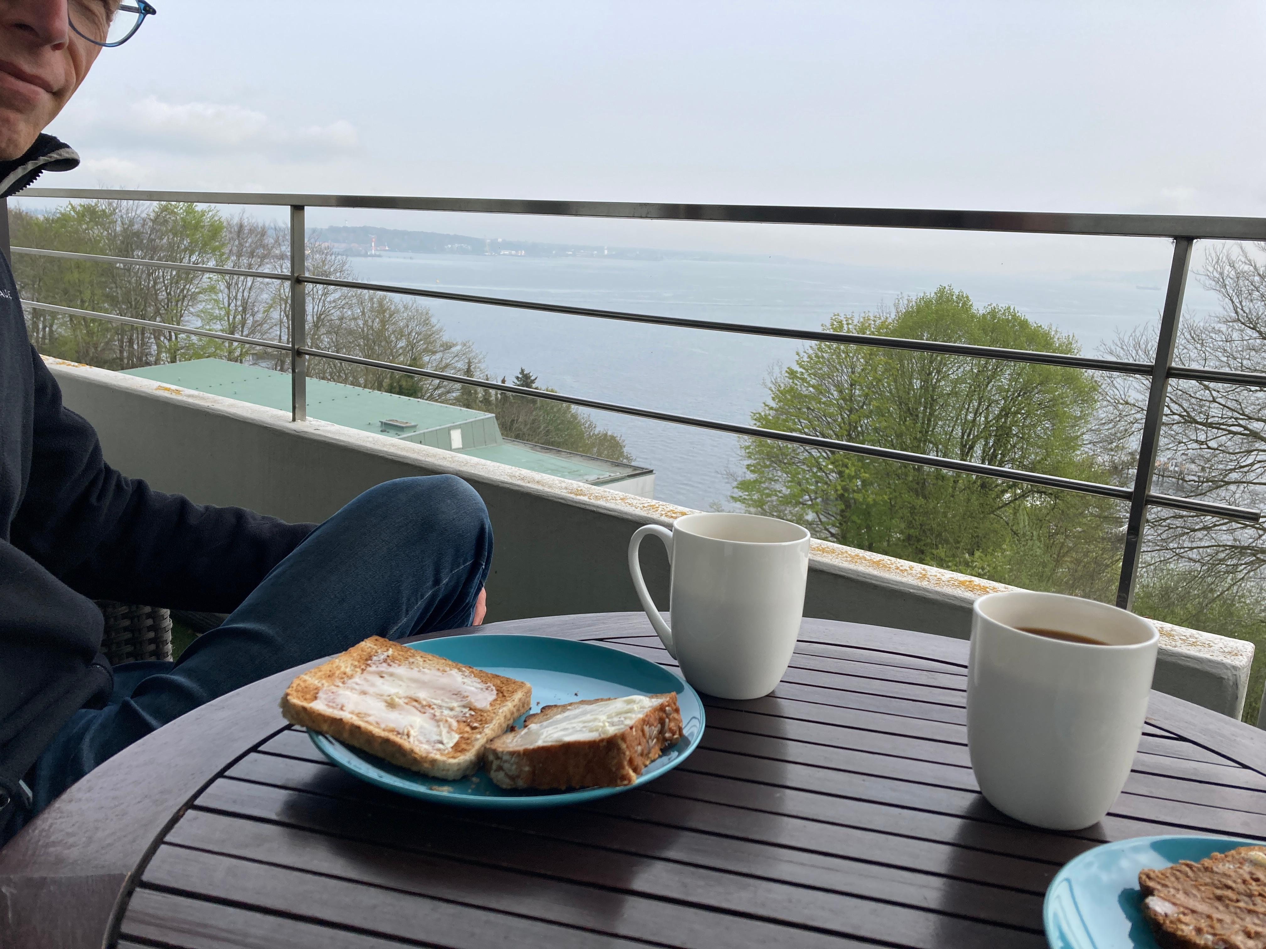 Frühstück auf dem Balkon