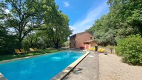 Blick über den Pool zum Haupthaus