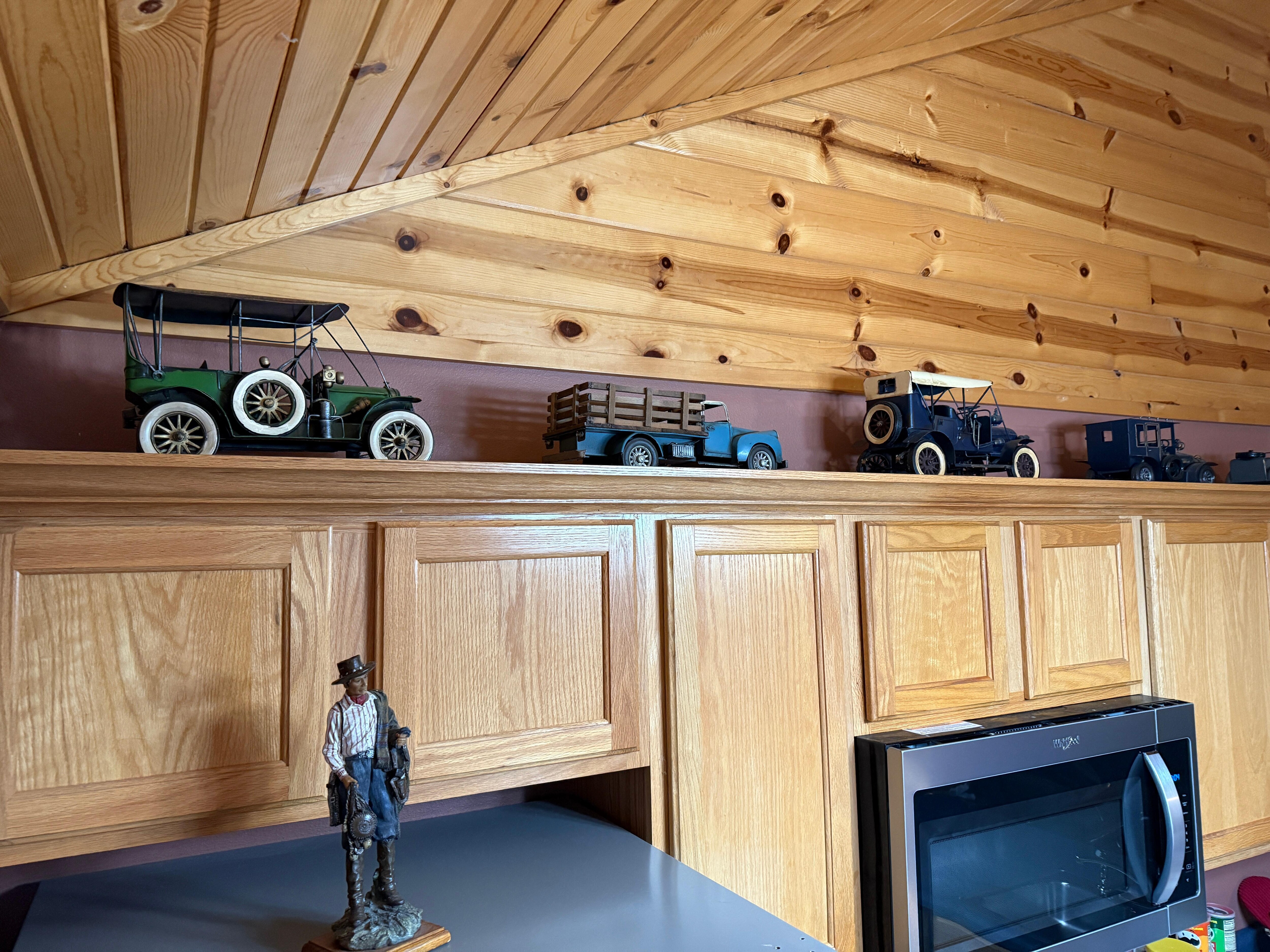 Nice accents around the cabin. 