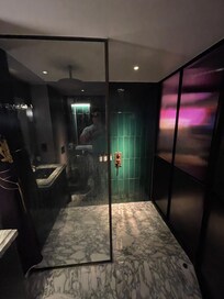 Main bathroom shower