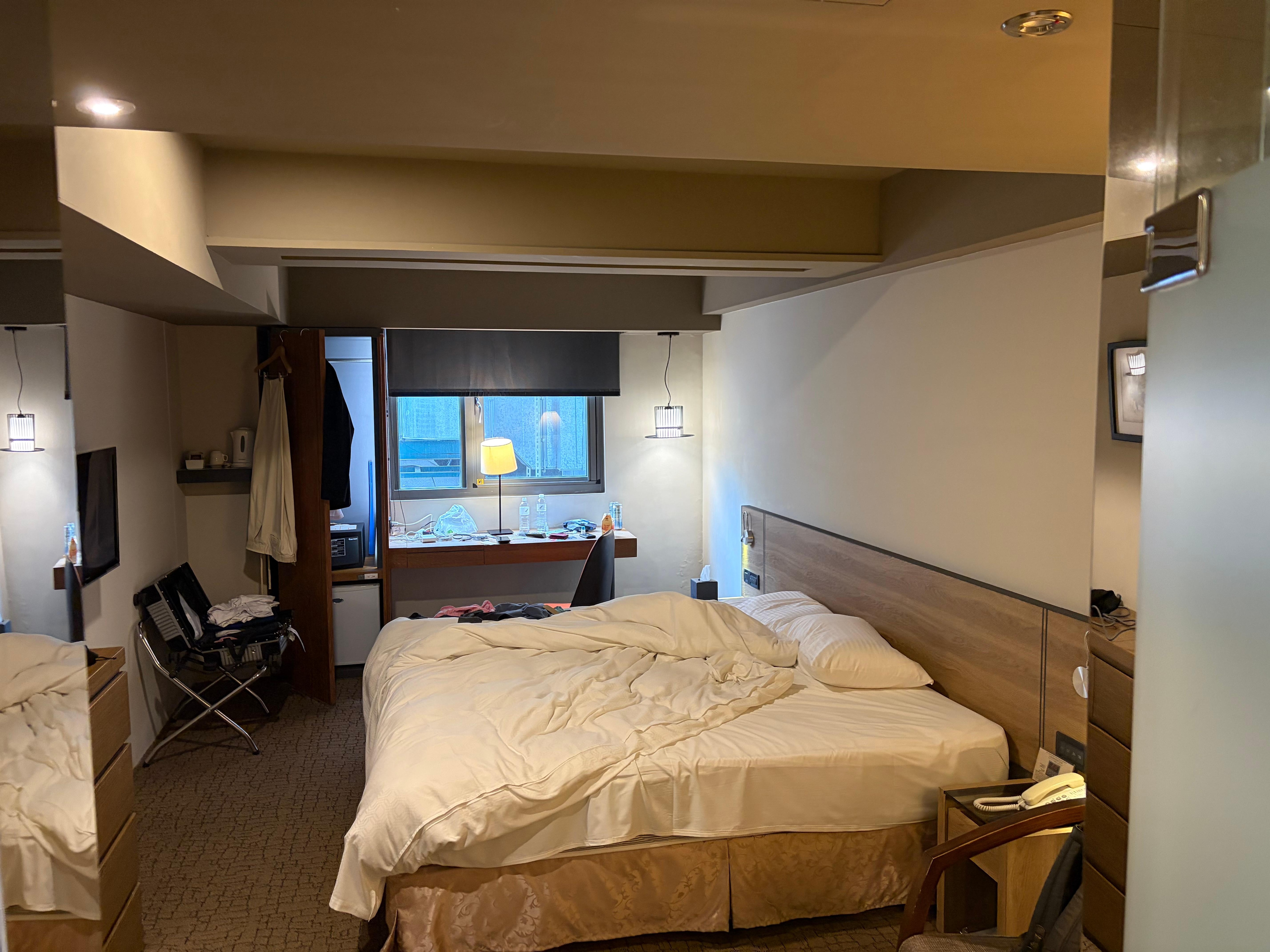 ベッドと仕事机