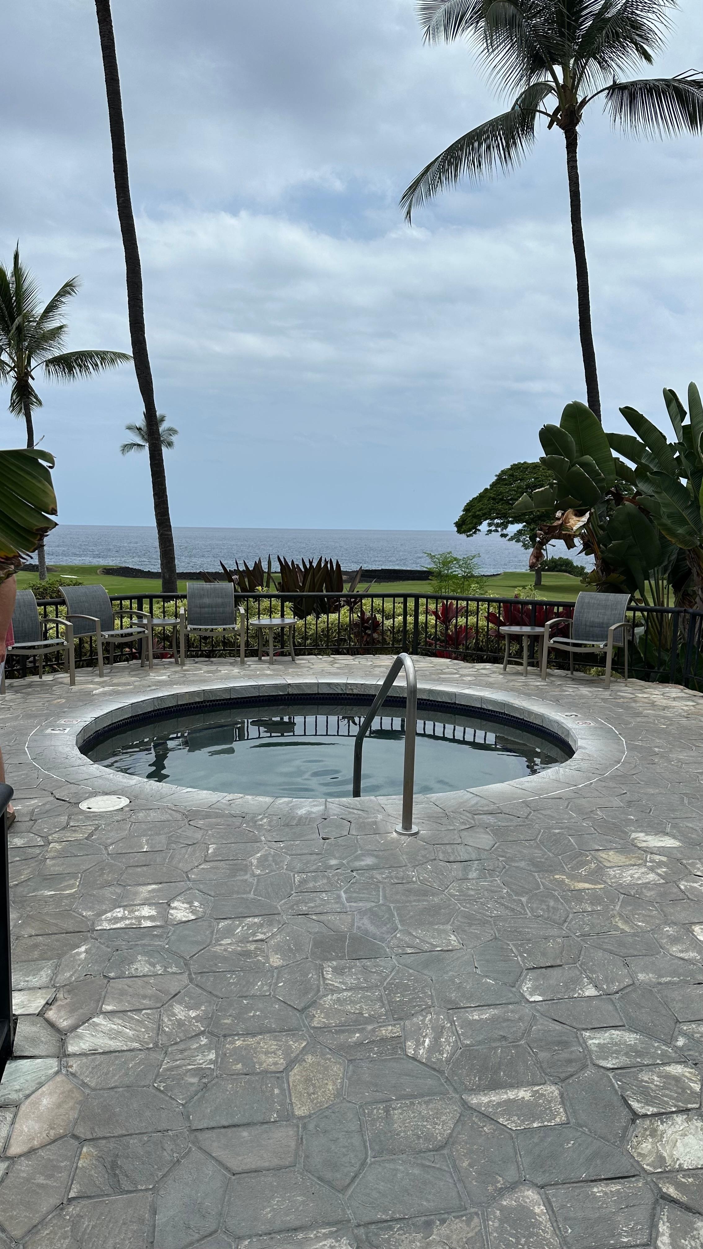 Jacuzzi, de har ett ved familie bassenget og et i «quiet zone»