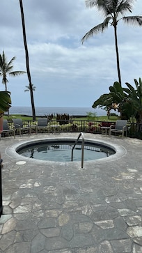 Jacuzzi, de har ett ved familie bassenget og et i «quiet zone»