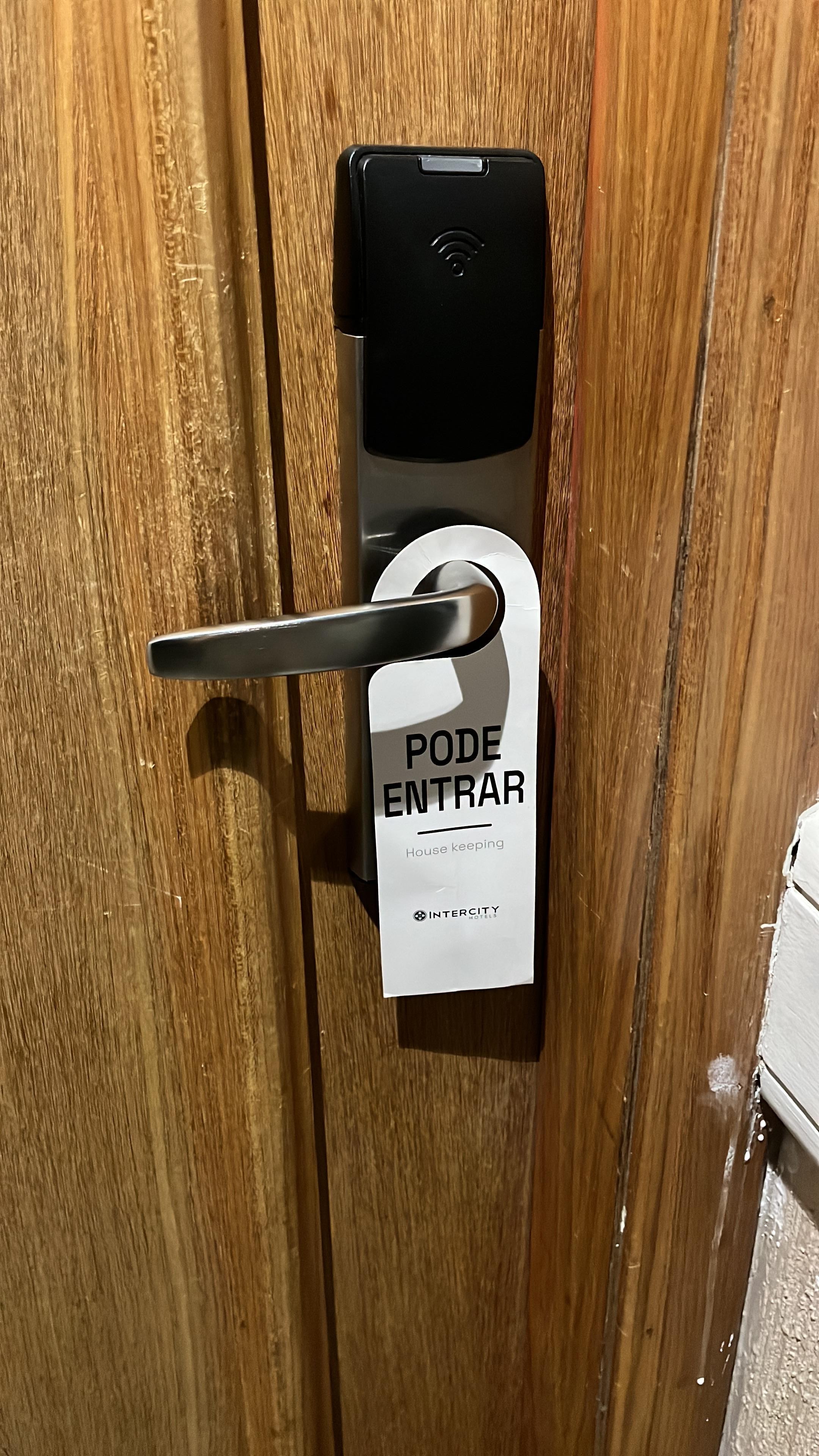 Momento em que retornamos ao quarto e a placa estava no mesmo lugar.