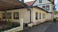 Ansicht von der Straße aus, damit man den Biergarten und das Schild im Original erkennen kann.
