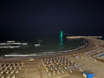 Uitzicht op het strand bij nacht