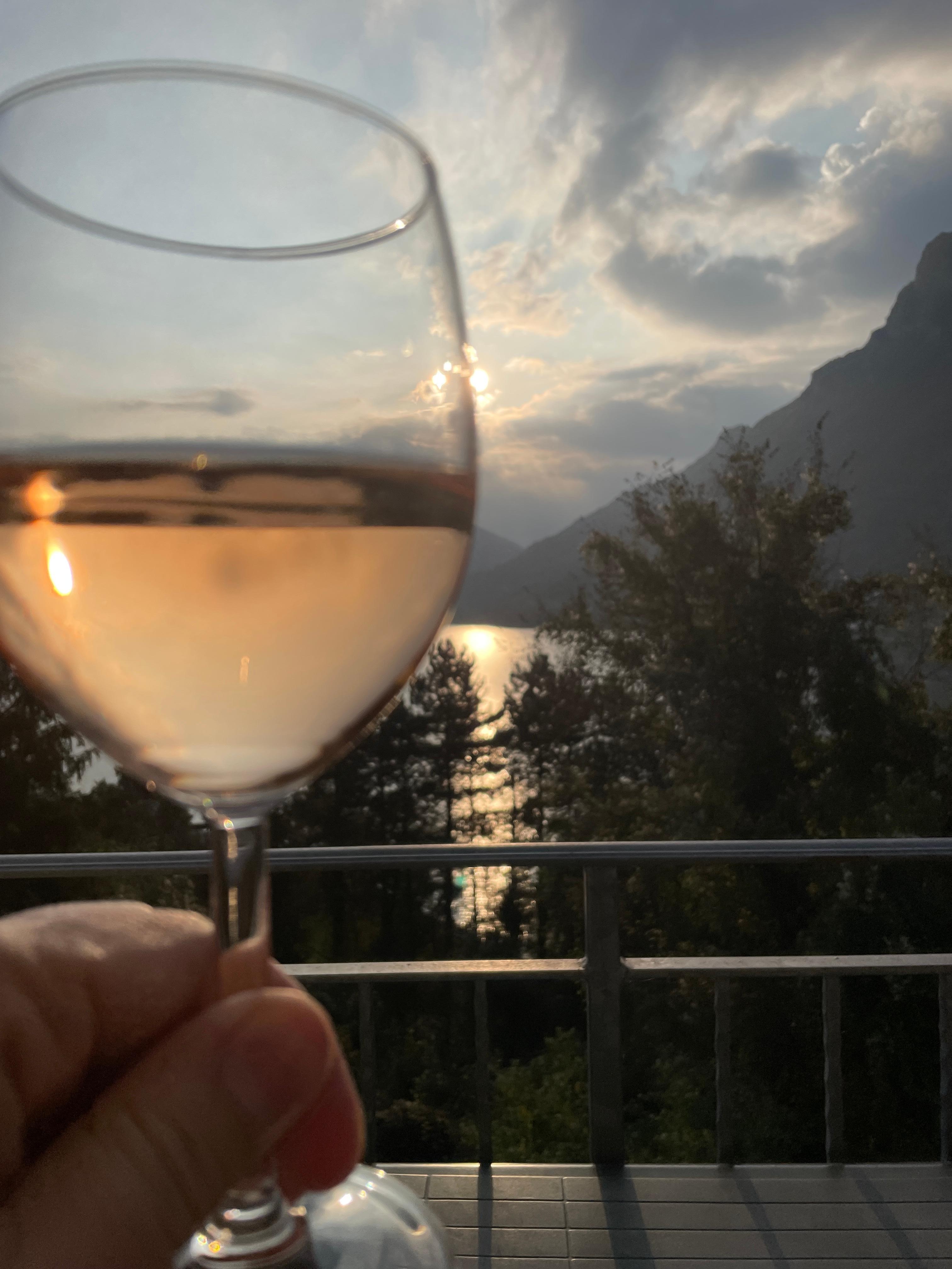 Guten Rose und Abendstimmung über dem See