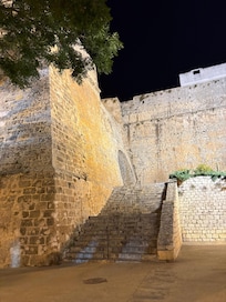 Muralhas da cidade antiga (fenícios andaram por aqui)