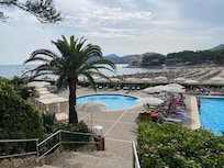 Zona piscina con accesso diretto alla spiaggia
