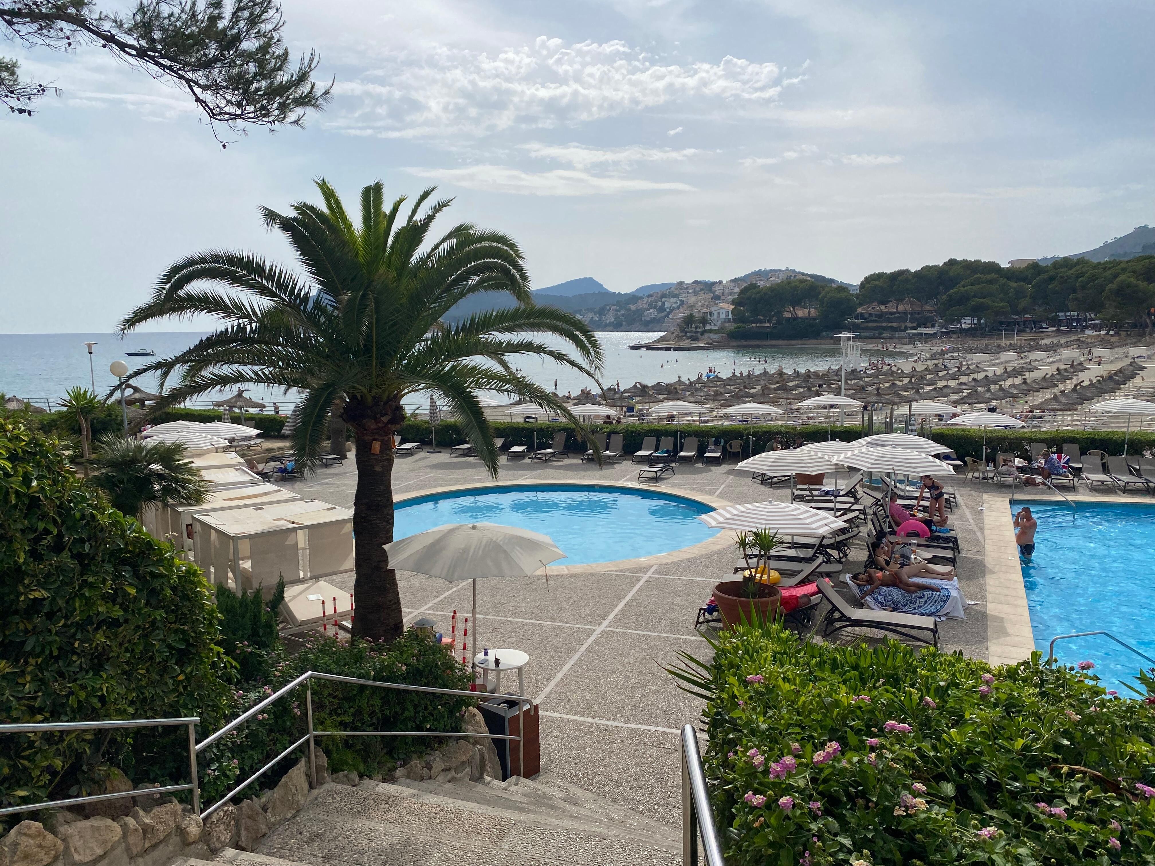 Zona piscina con accesso diretto alla spiaggia