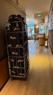 Chariot stocké dans couloir reception / bar