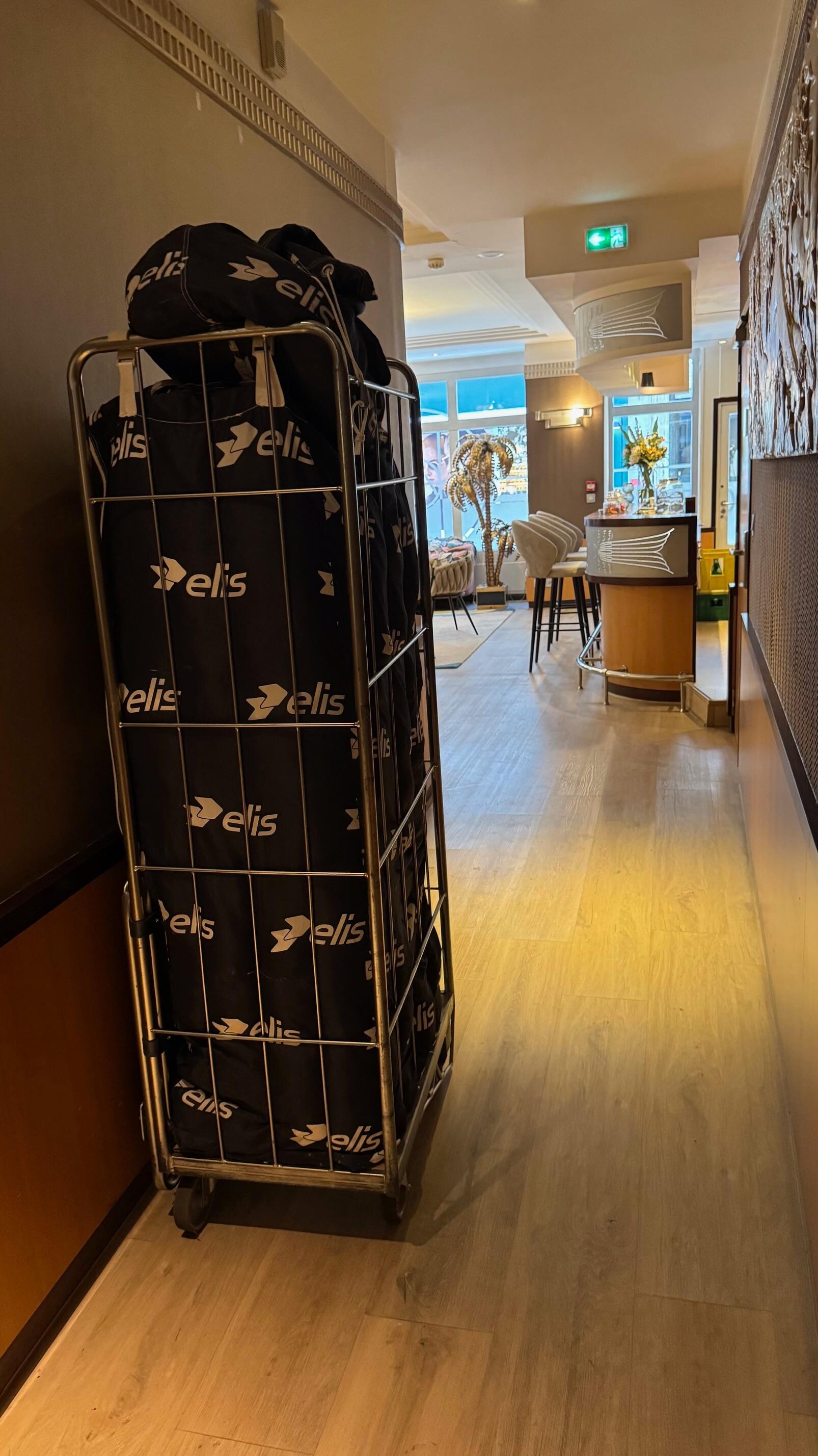 Chariot stocké dans couloir reception / bar