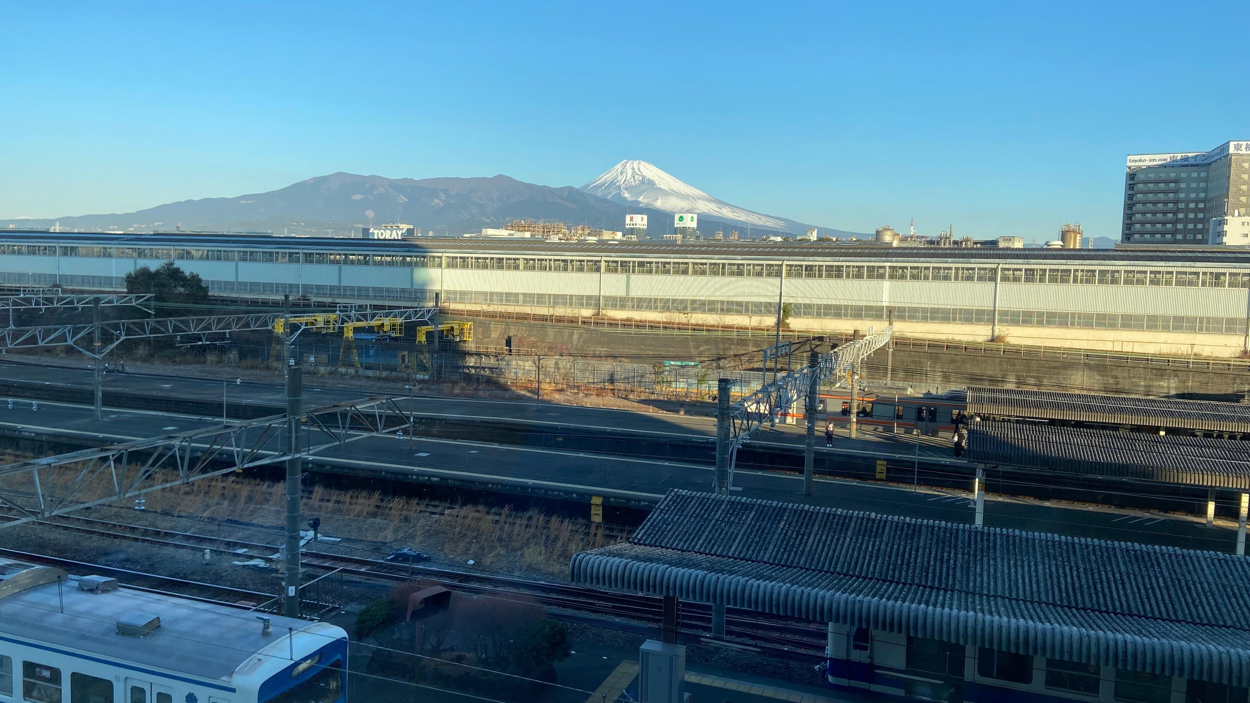 眼下には列車の往来が