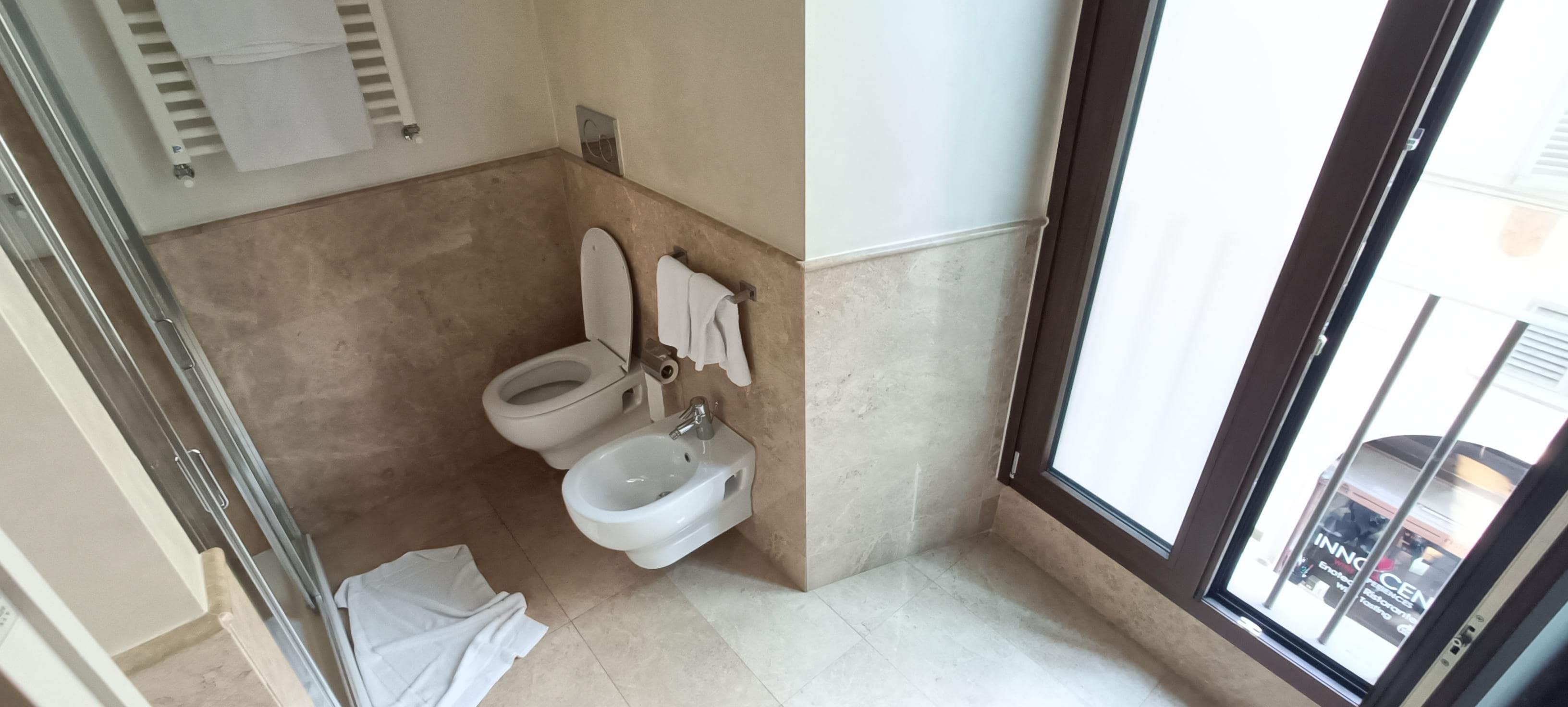 uno de los baños muy amplio y limpio