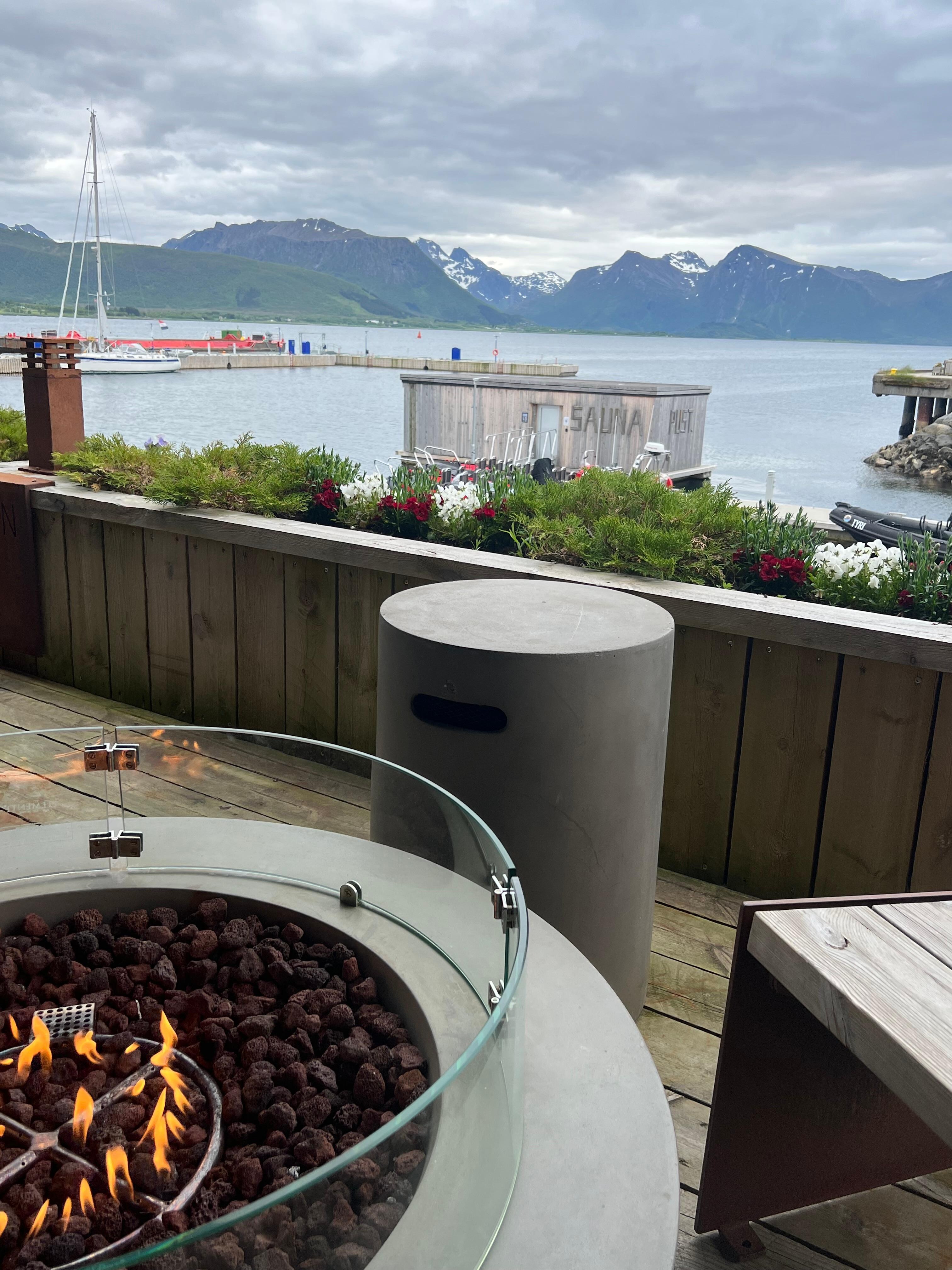 Terrasse med mange muligheder gode siddepladser. 