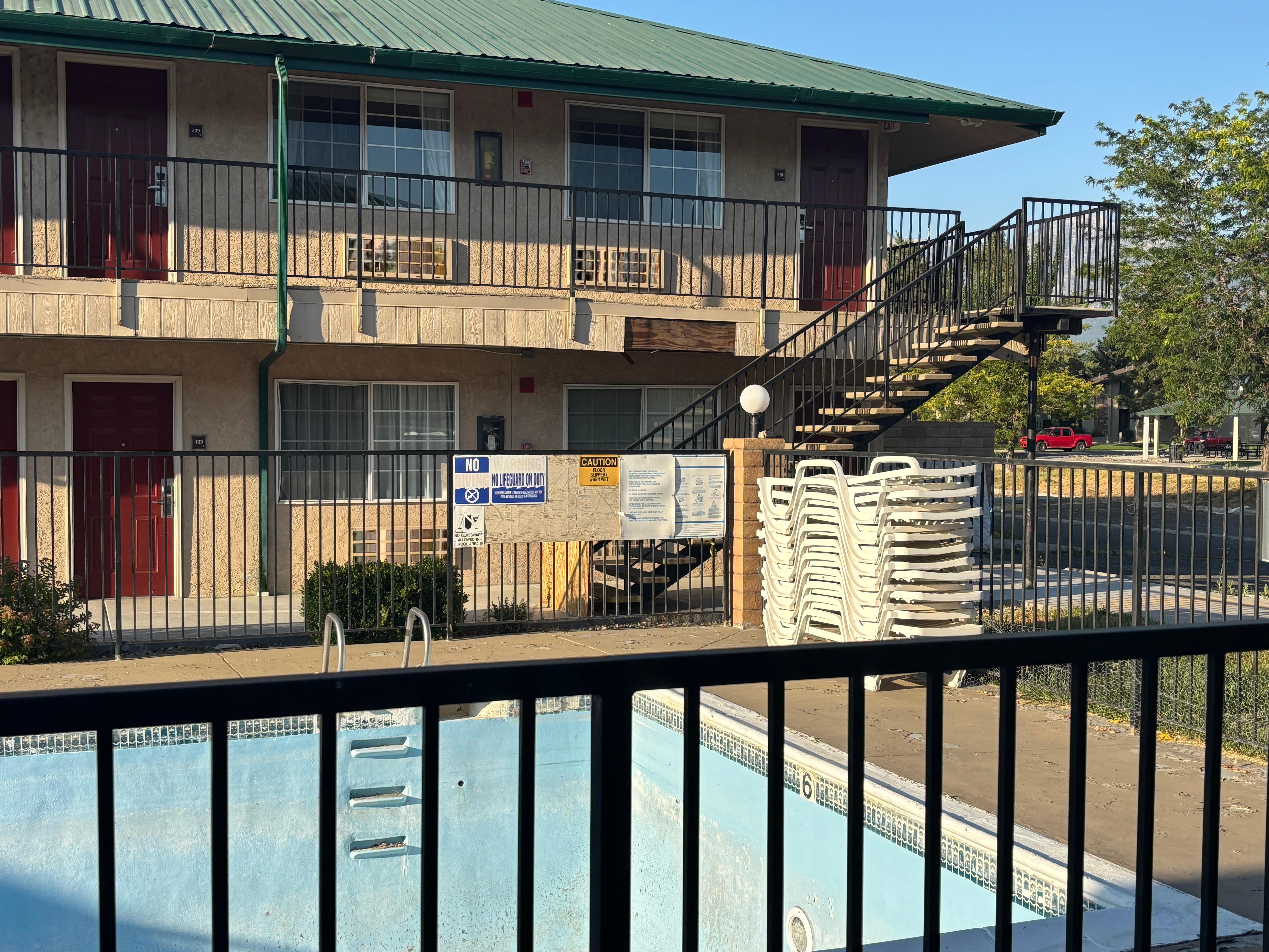 Dry pool