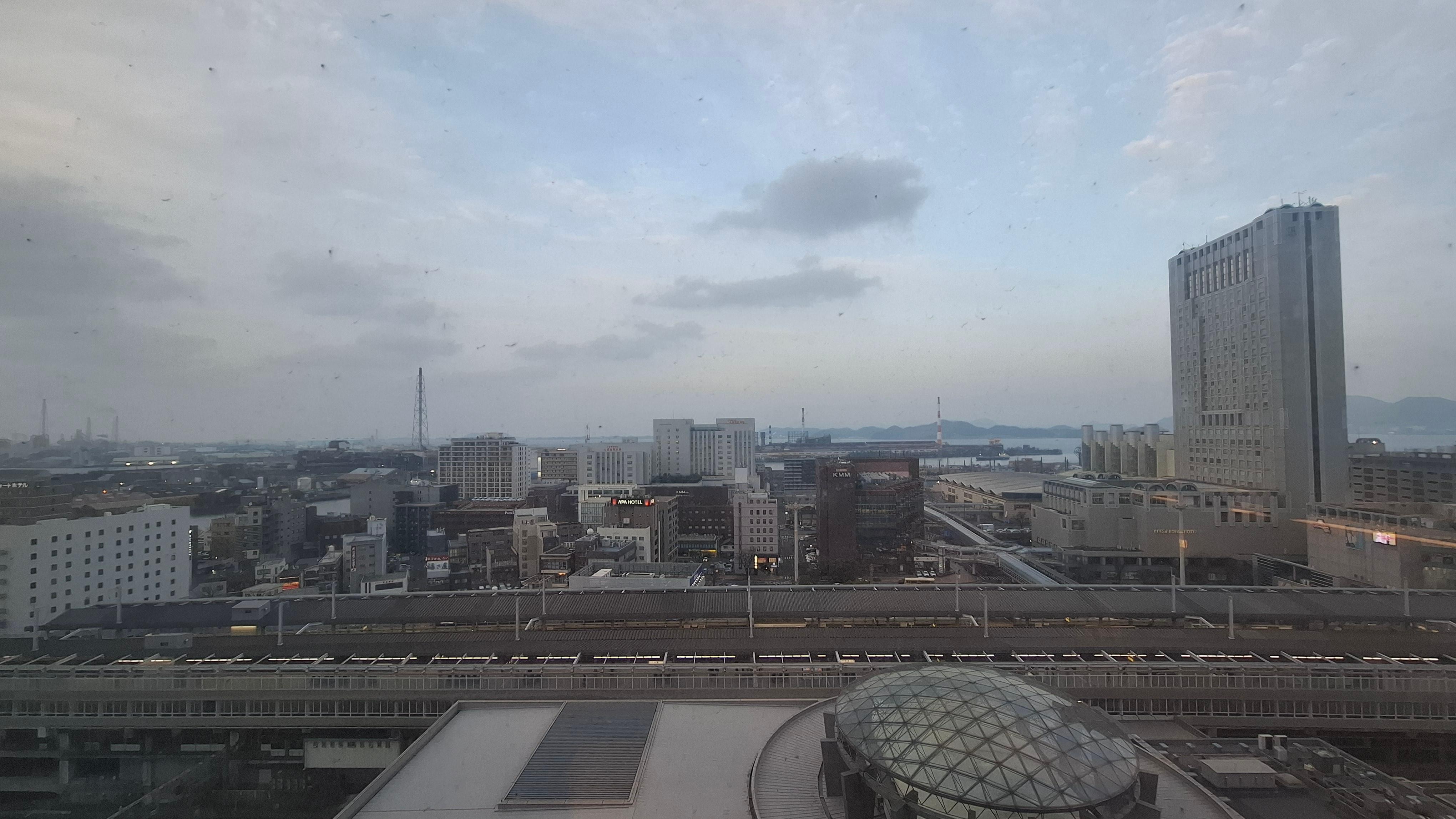 景觀十分開揚，可以望到海及車站