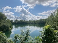 Uitzicht op het (zwem) meertje.