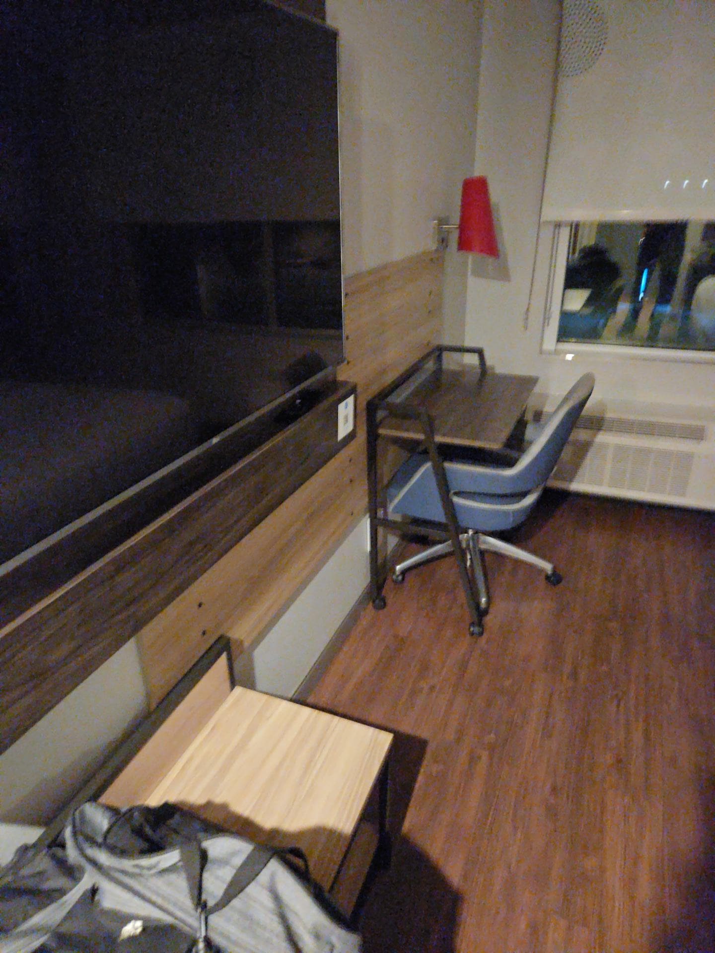 Little metal desk very minimalist design