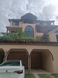 Vue de face avec emplacement véhicule