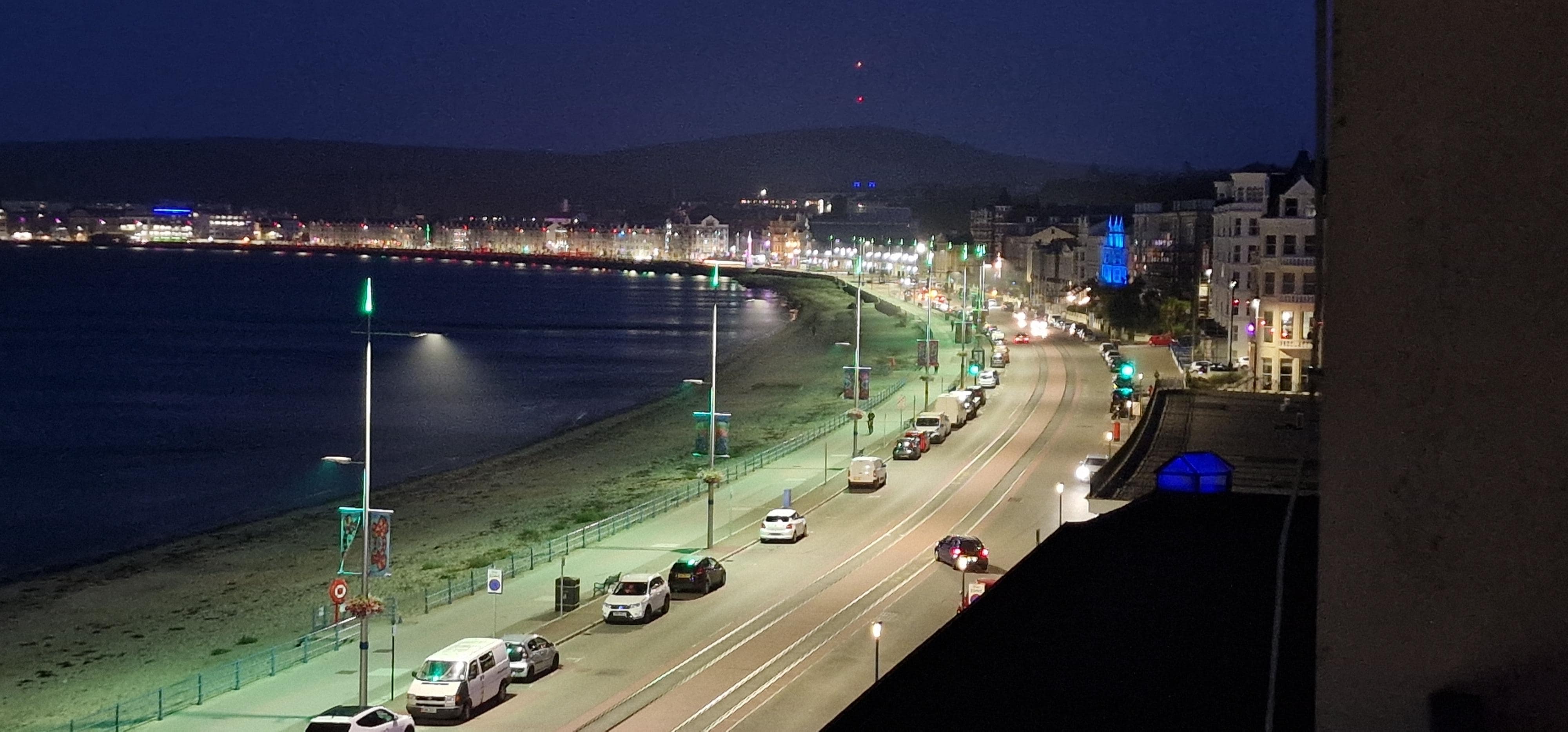 Kvelds bilde fra veranda av rommet