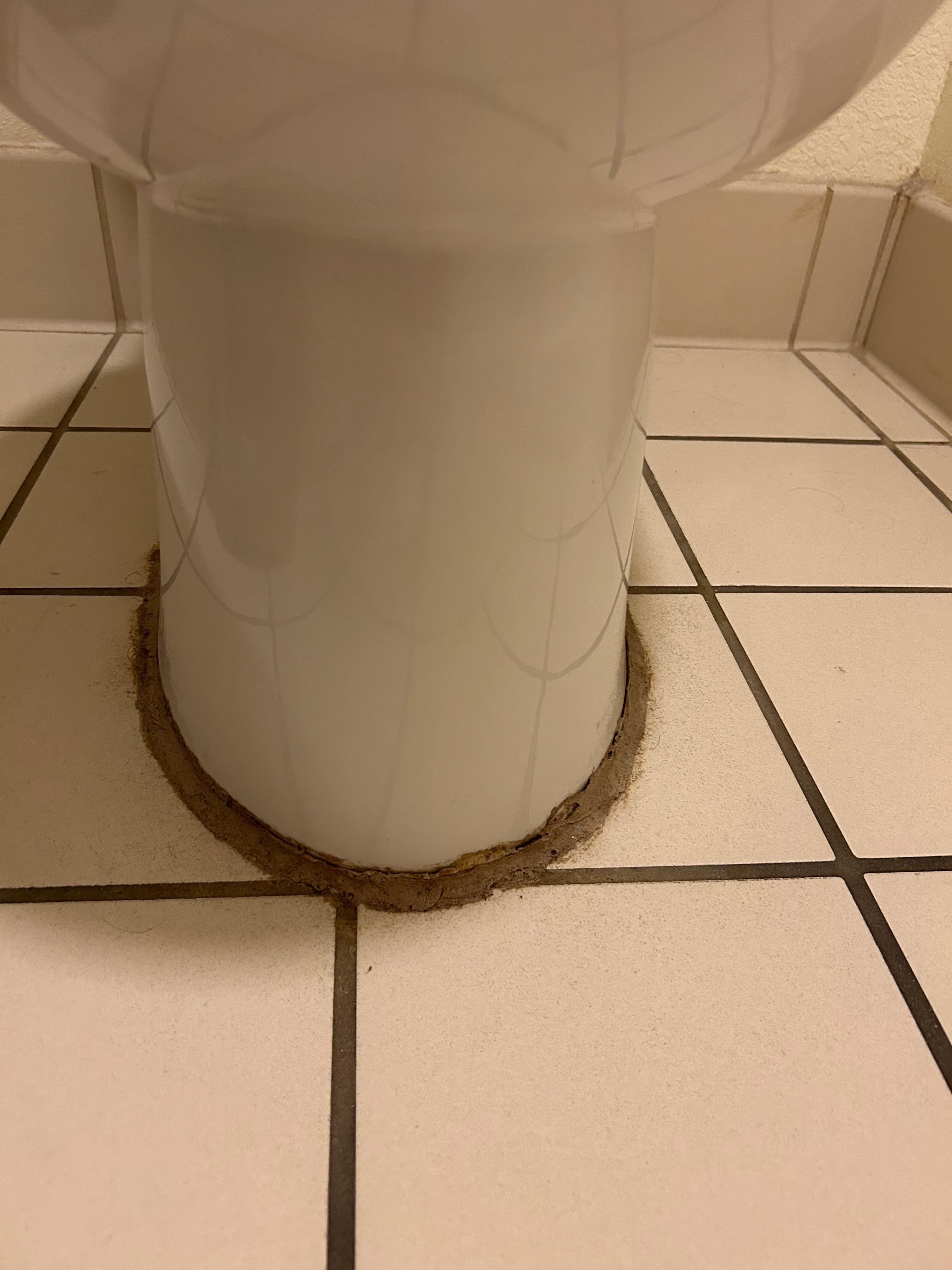 Banheiros precisam de reformas. 