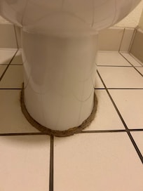 Banheiros precisam de reformas.