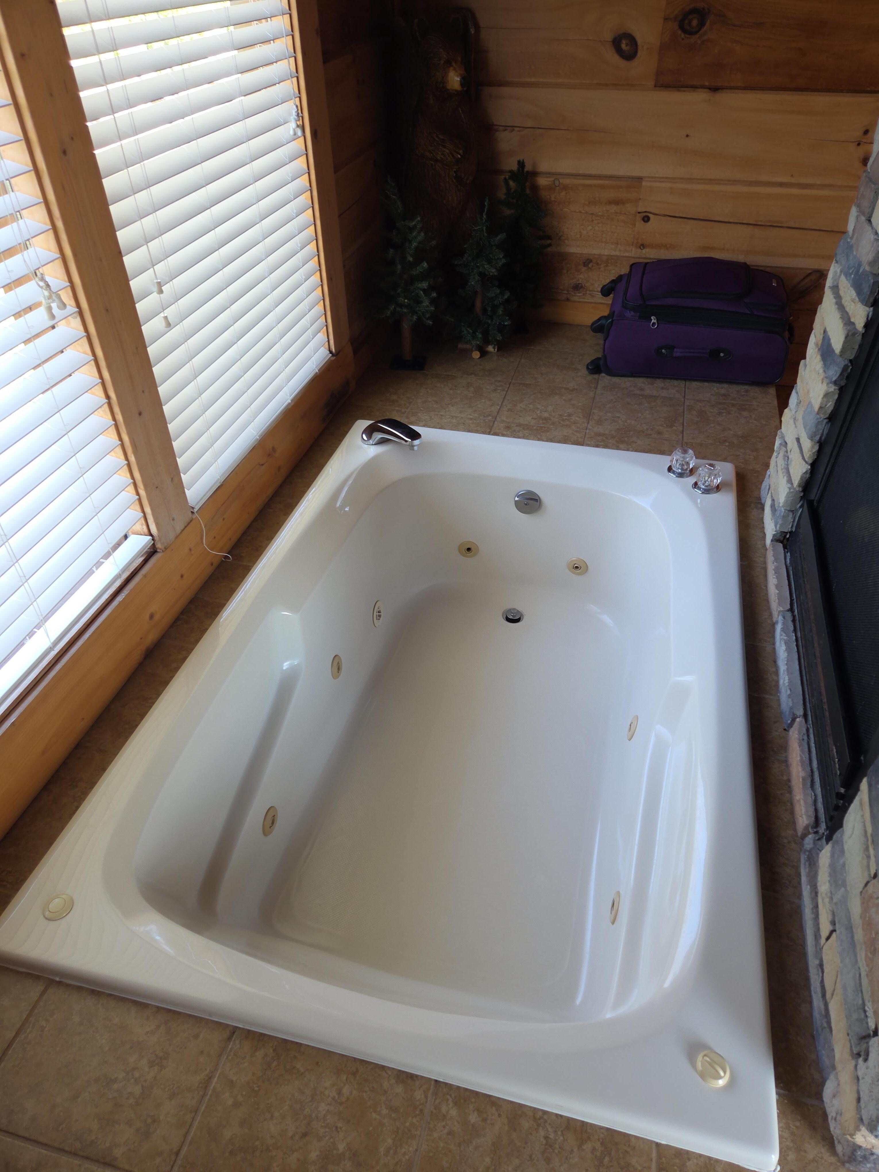 This jacuzzi tub was my favorite part !!