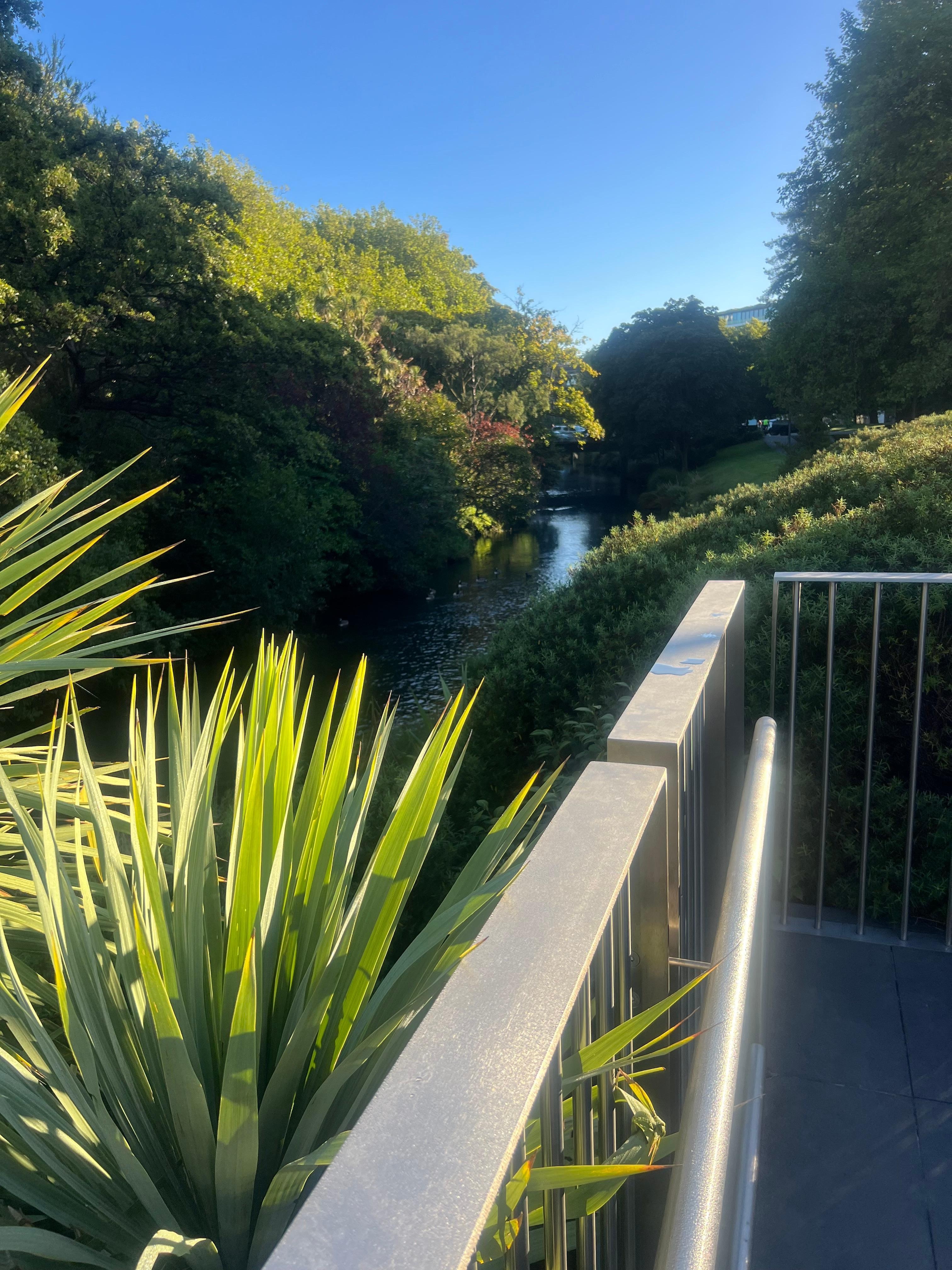 Close to Avon River and memorial. Beautiful 