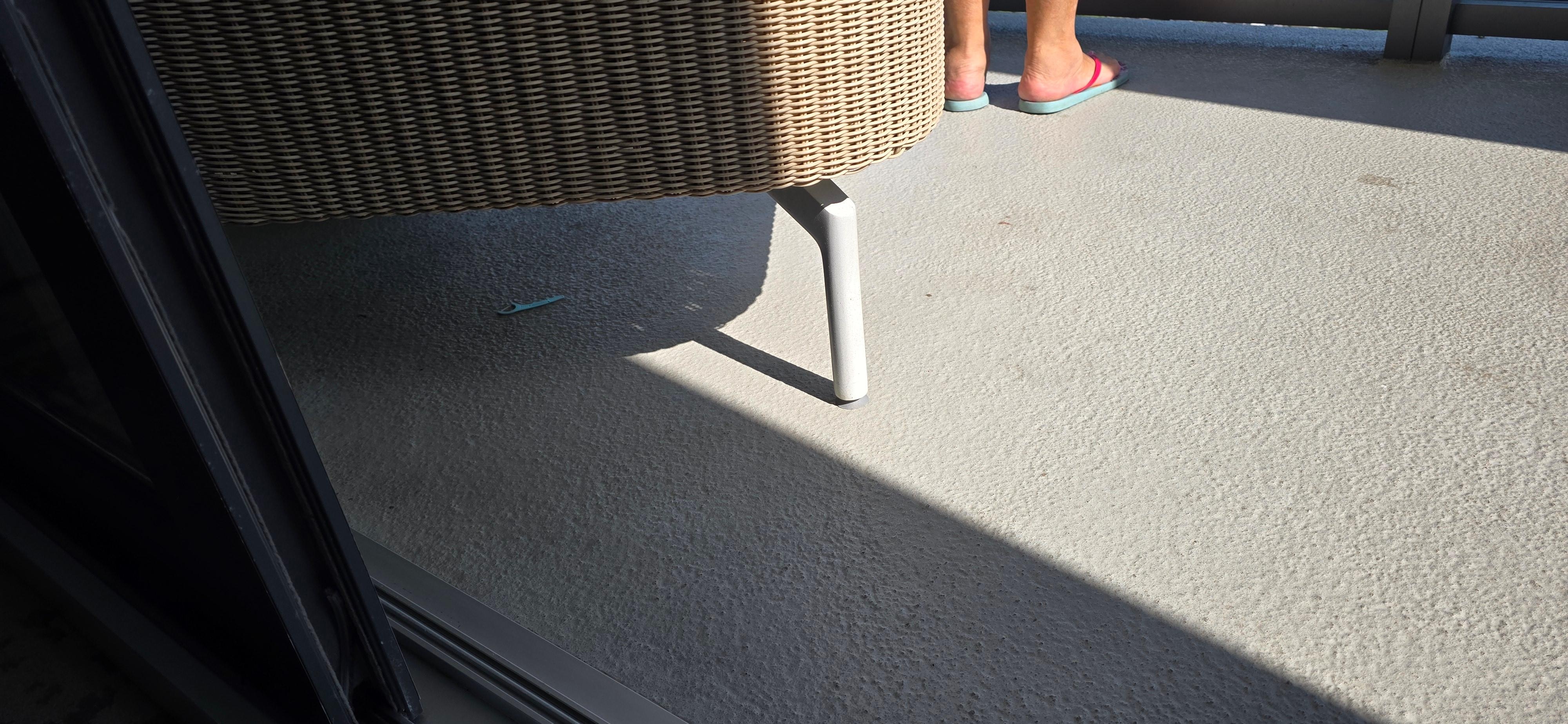 Balcon sucio con un elemento de higiene bucal del huesped anterior.