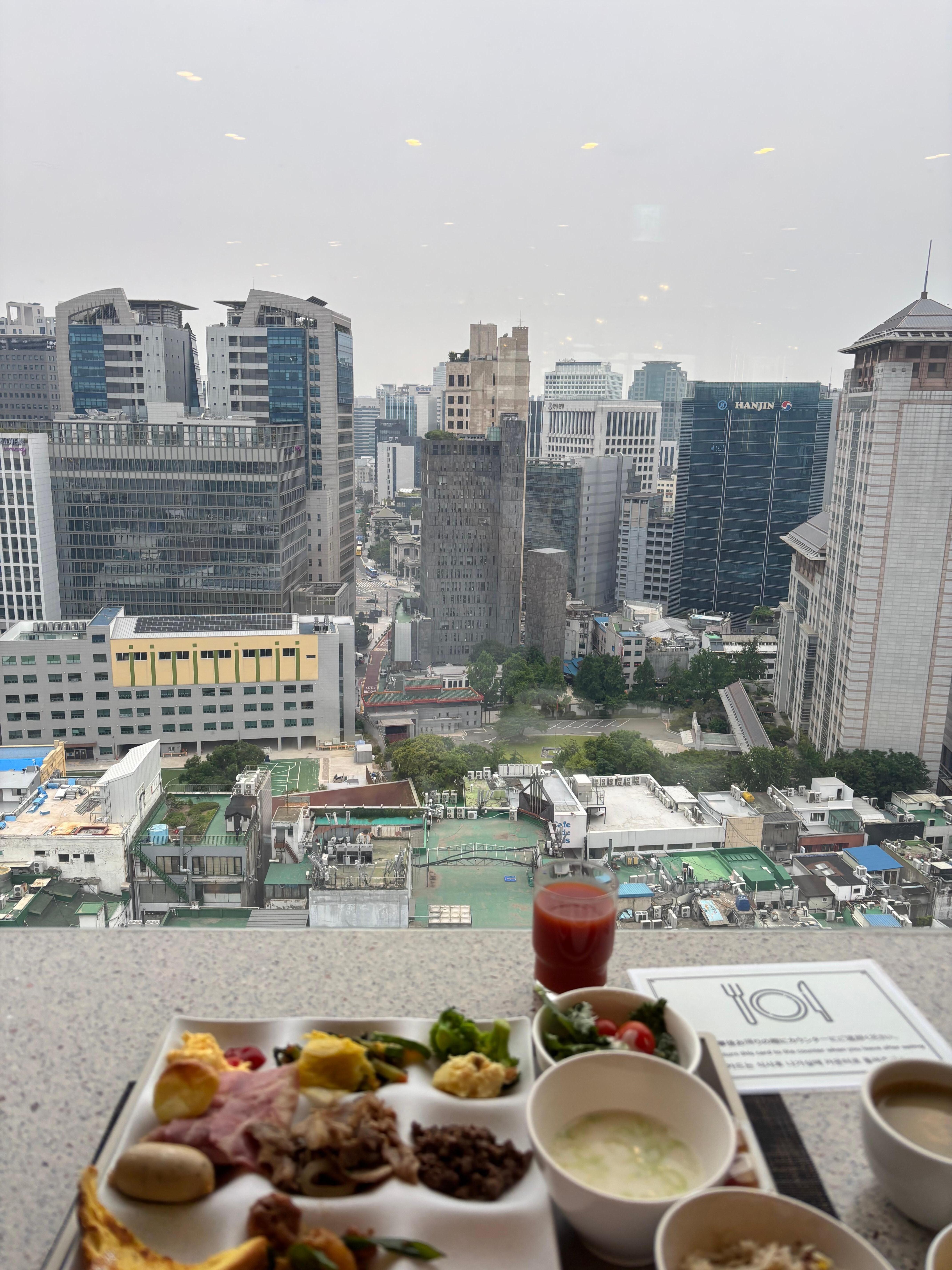 朝食会場（20階）からの景色です。