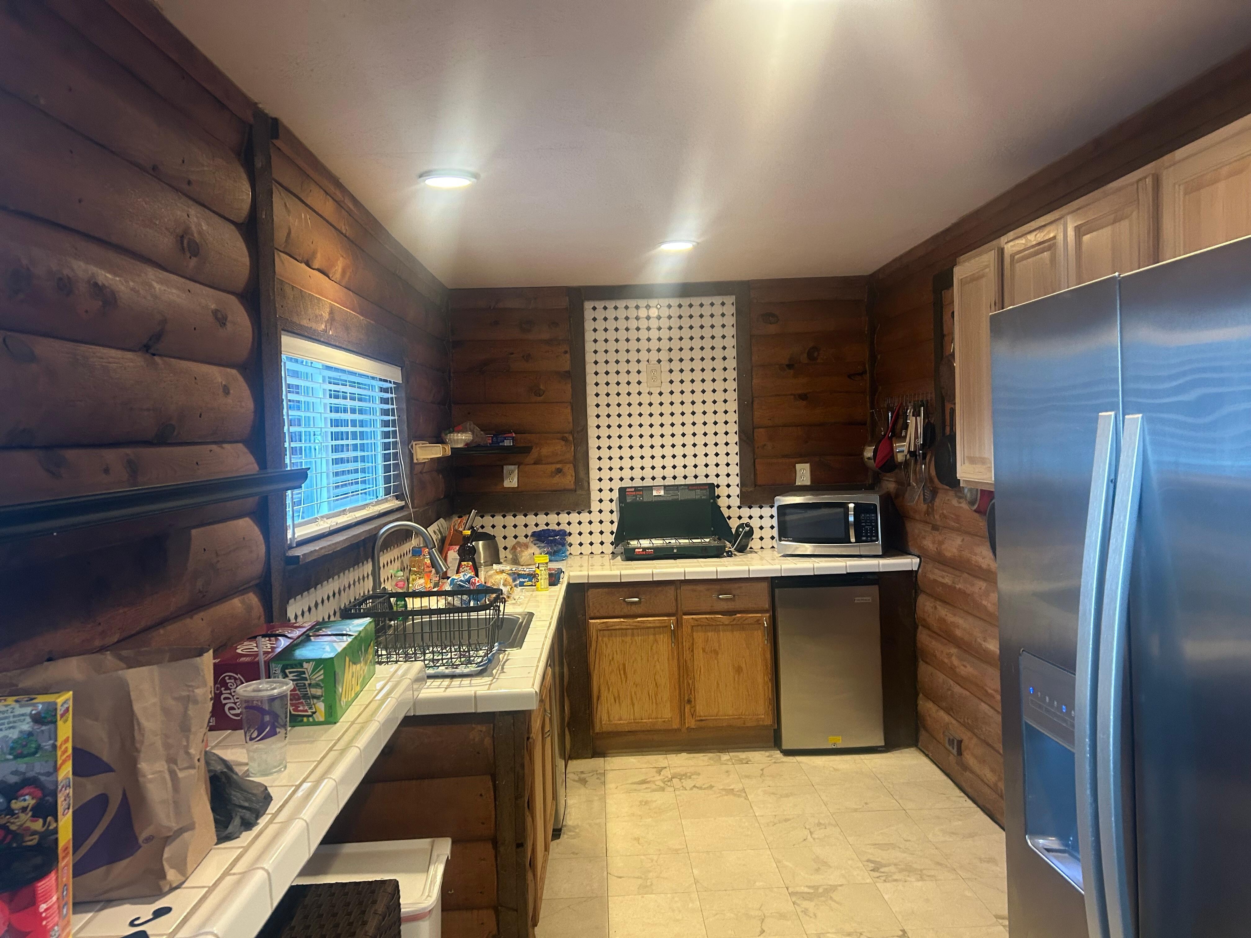 No oven as mentioned in original ad, no toaster. 