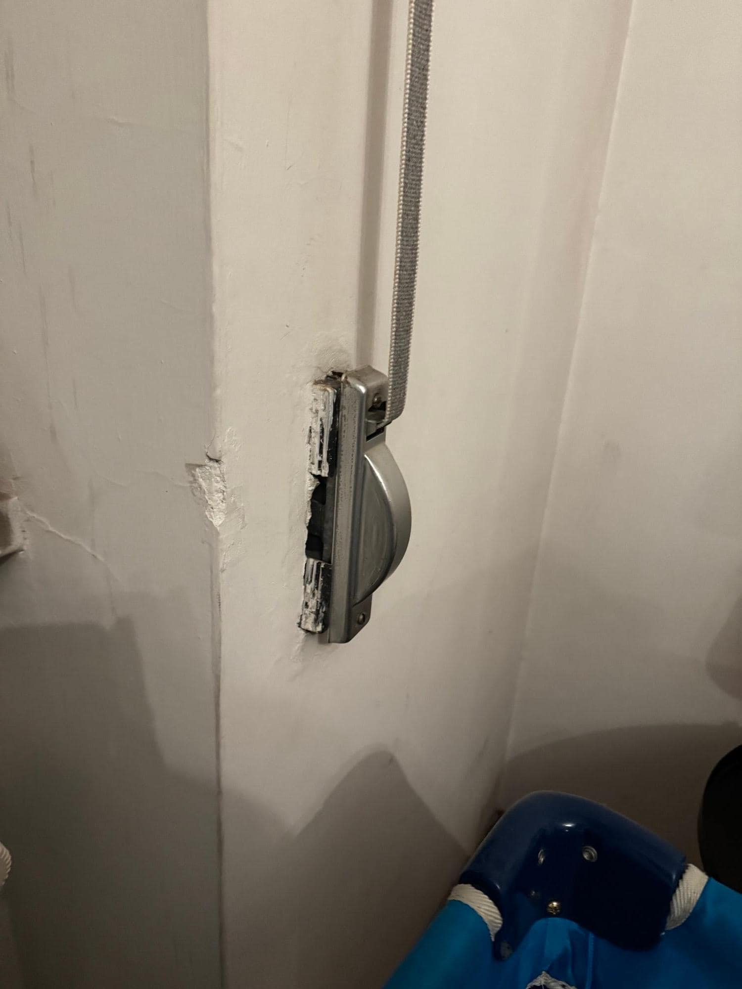 Mechanism for the blinds attached badly to the wall.