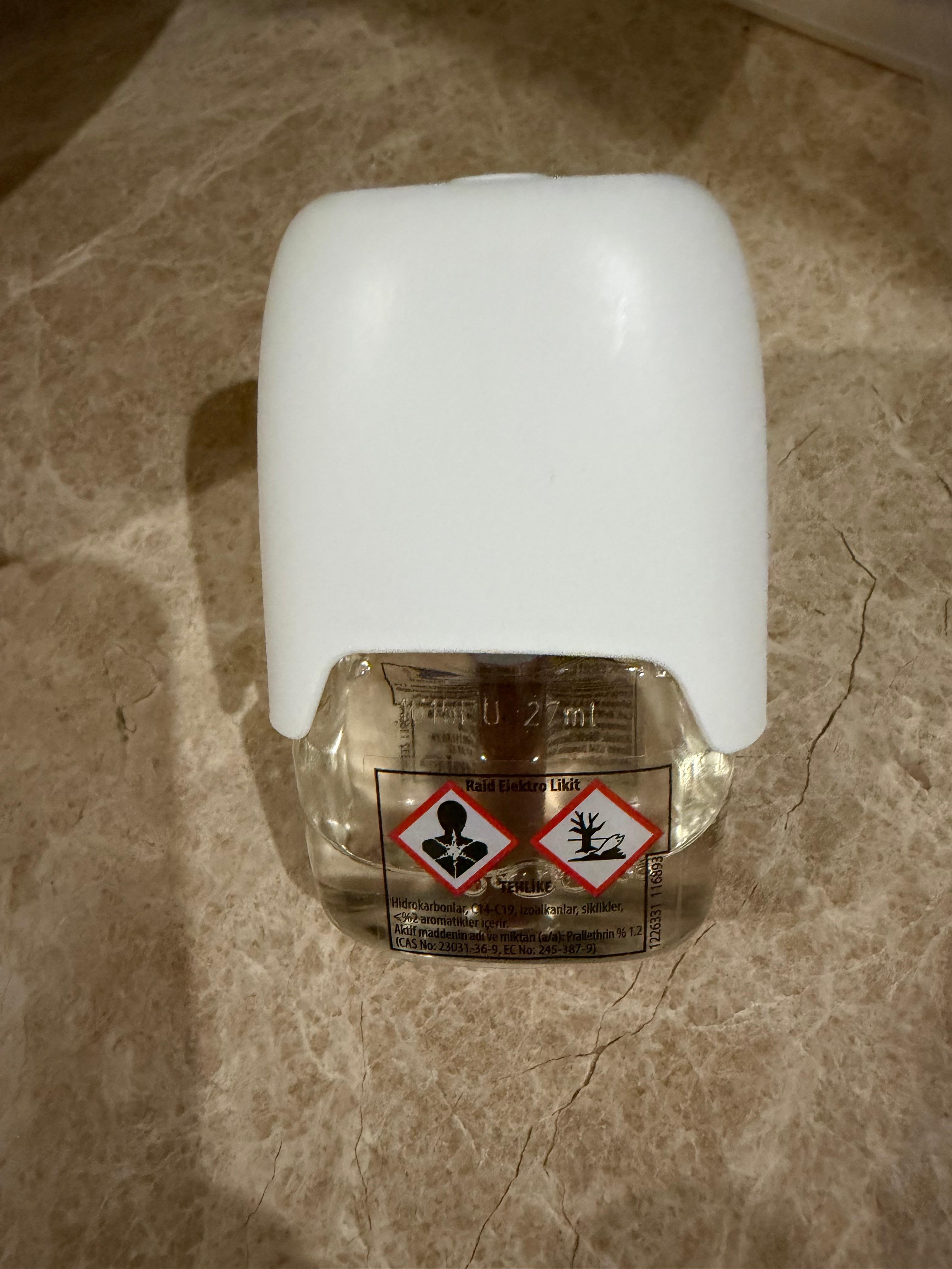 クレームを言ったら20分後に渡されたもの。これで蝿はすぐ死ぬわけでは無く、夜中に1人で蝿を1時間かけて潰した最悪の経験